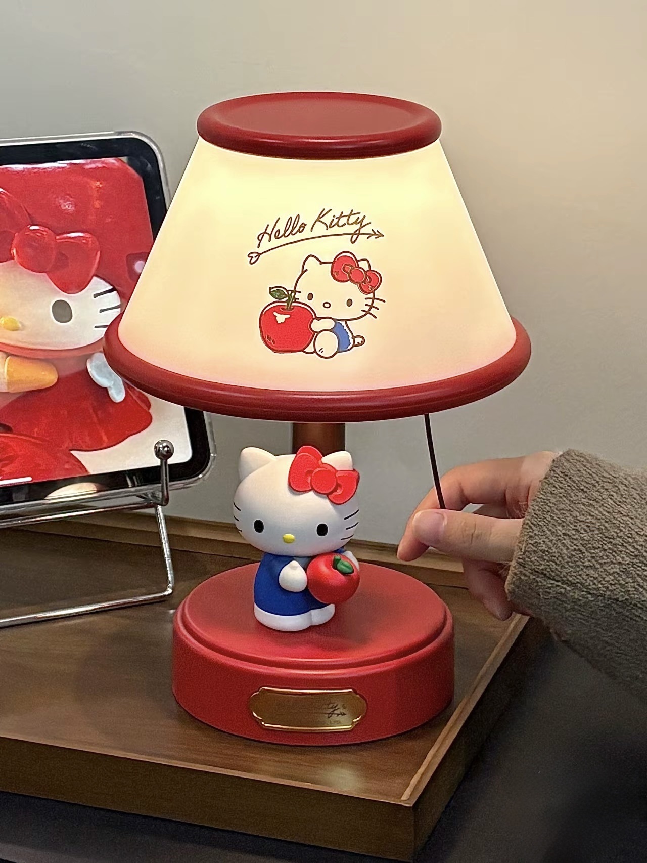 KTQ STORE ‧ 馬克圖布 x 三麗鷗Hello Kitty IP聯名造型復古檯燈