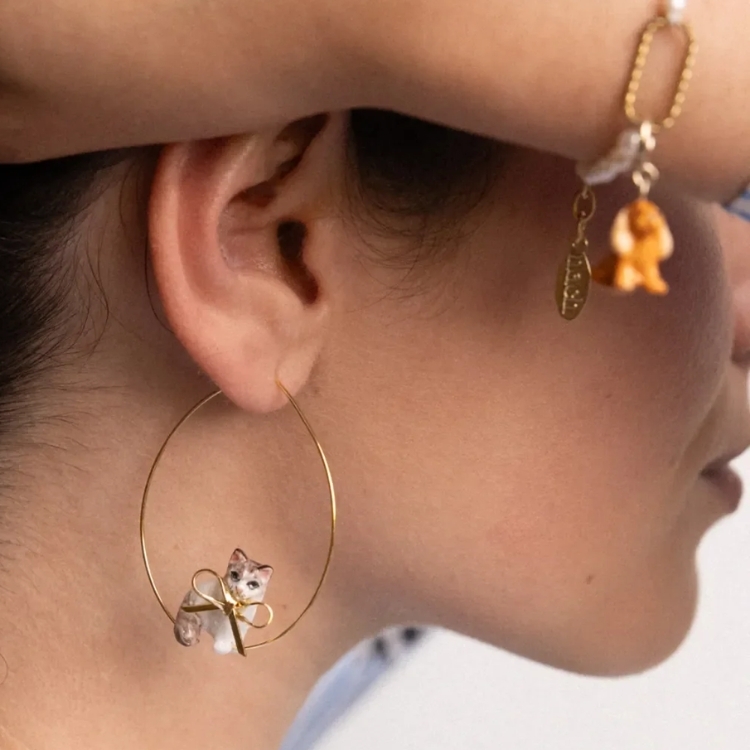 打蝴蝶結的布偶貓圈型耳環