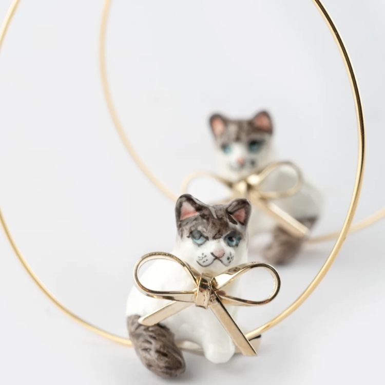 打蝴蝶結的布偶貓圈型耳環