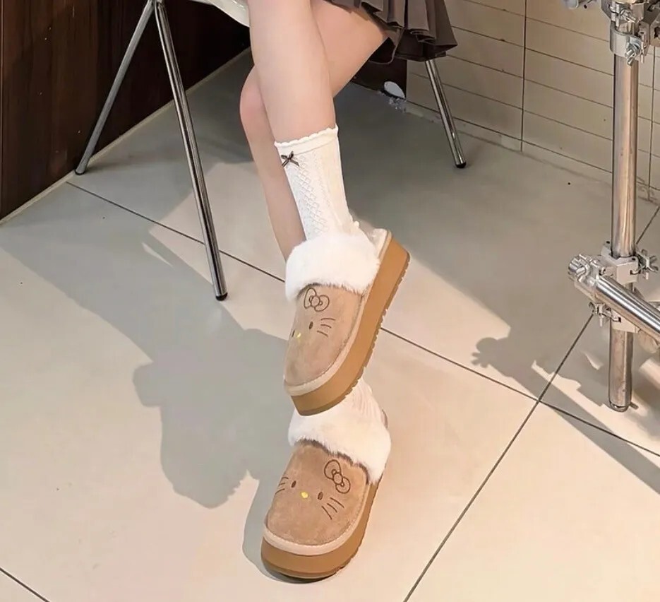 KTQ STORE ‧ Hello Kitty X Sanrio 咖色冬季保暖 穆勒鞋 ST25052D