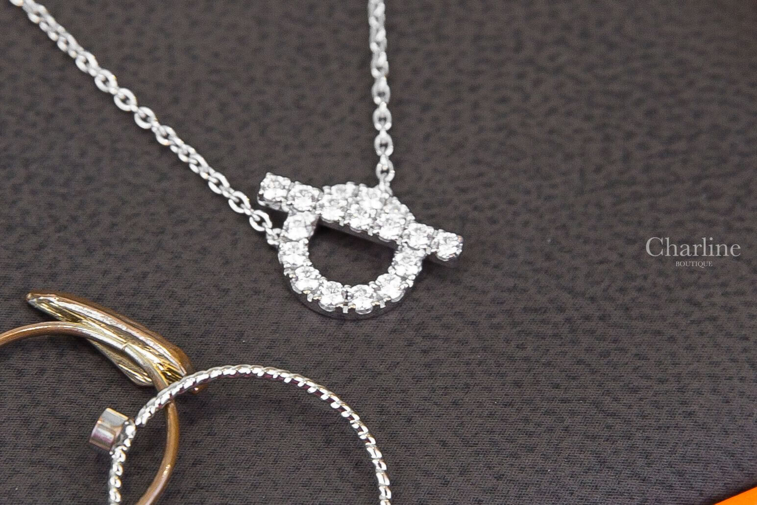Hermès Finesse Pendant 白K金水鑽Q字墜飾項鍊