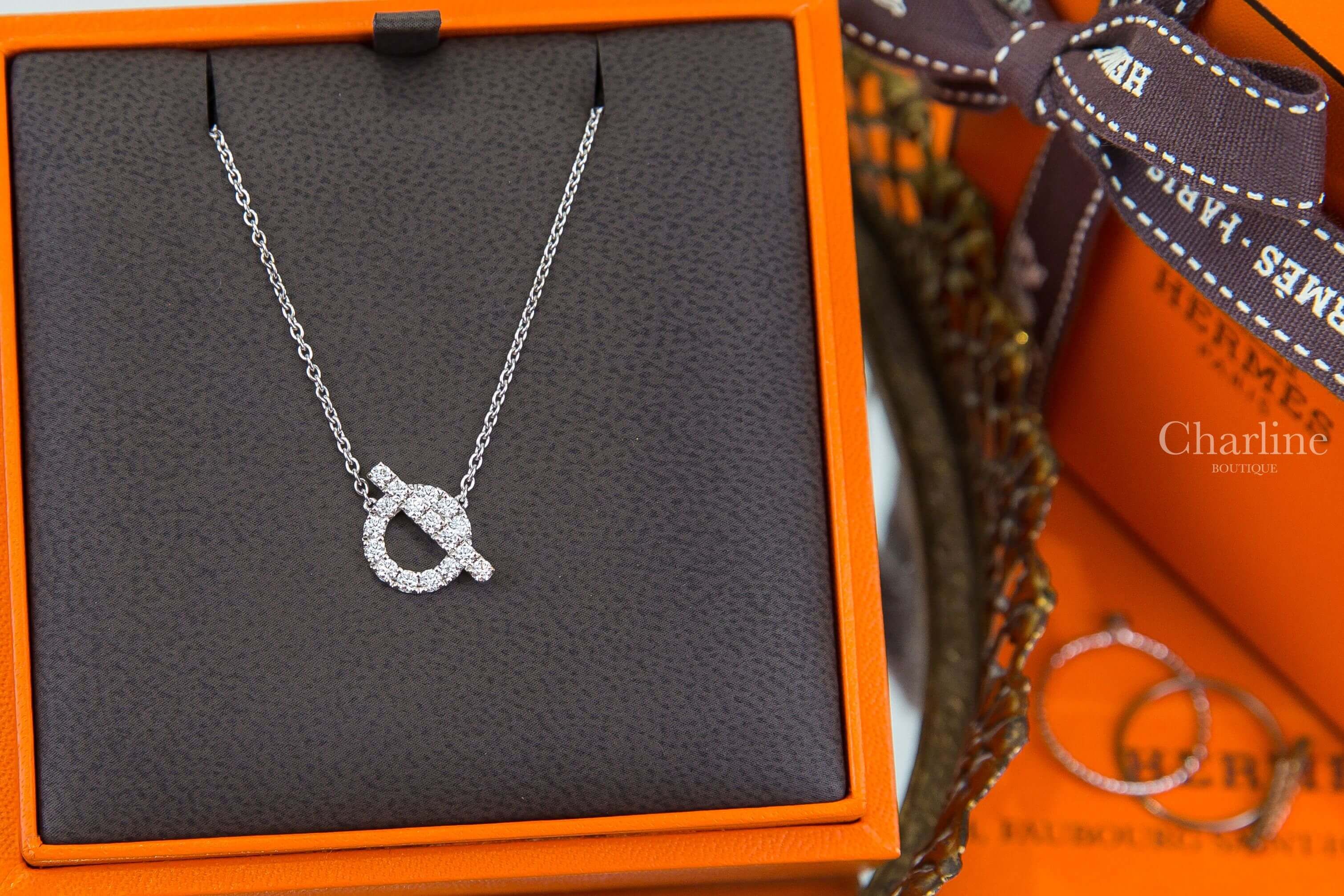 Hermès Finesse Pendant 白K金水鑽Q字墜飾項鍊-Charline Boutique 精品代購
