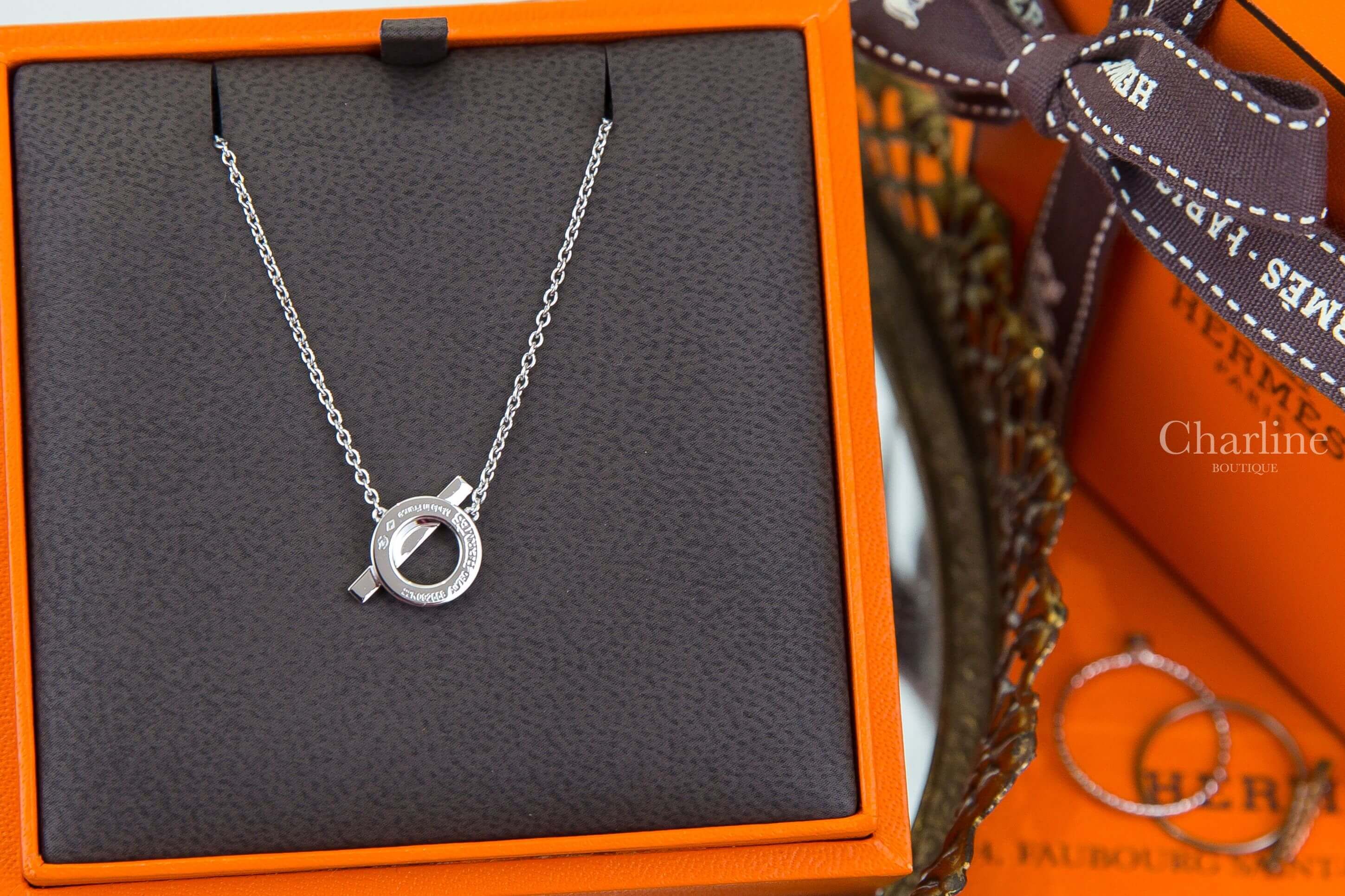 Hermès Finesse Pendant 白K金水鑽Q字墜飾項鍊-Charline Boutique 精品代購