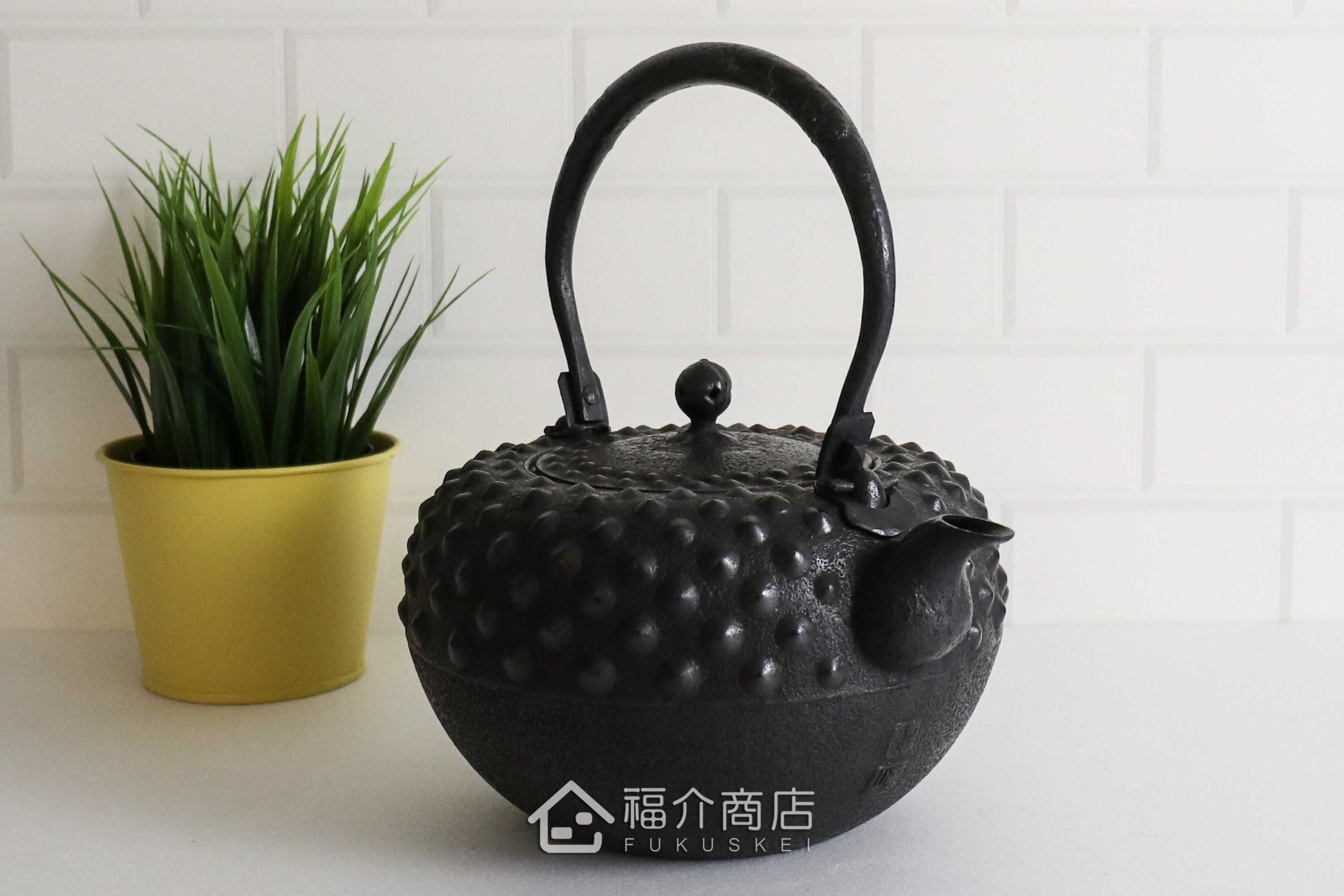 薰山工房所製作的日本鐵壺,壺身設計成鬼霰圖紋