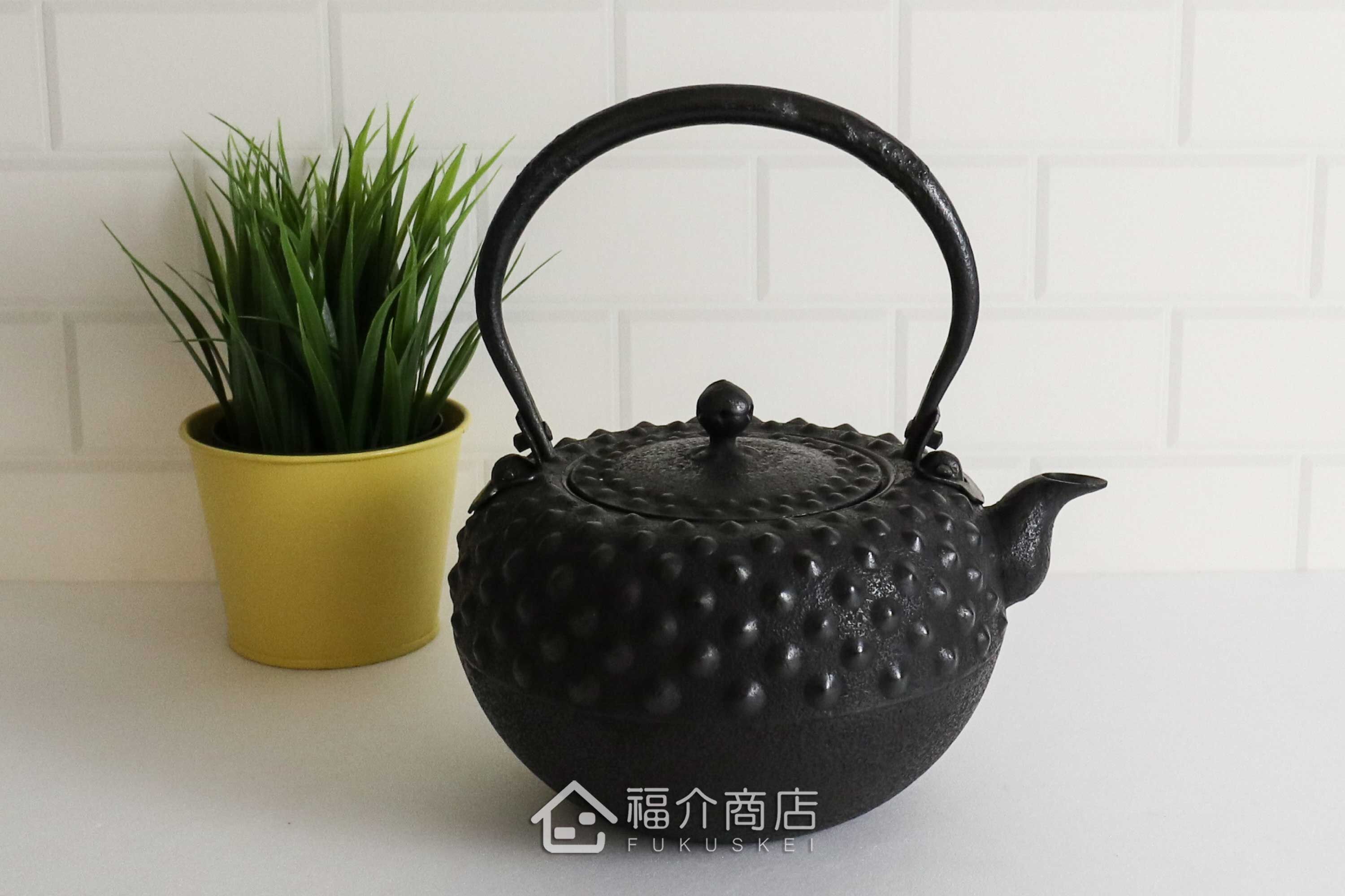 薰山工房所製作的日本鐵壺,壺身設計成鬼霰圖紋