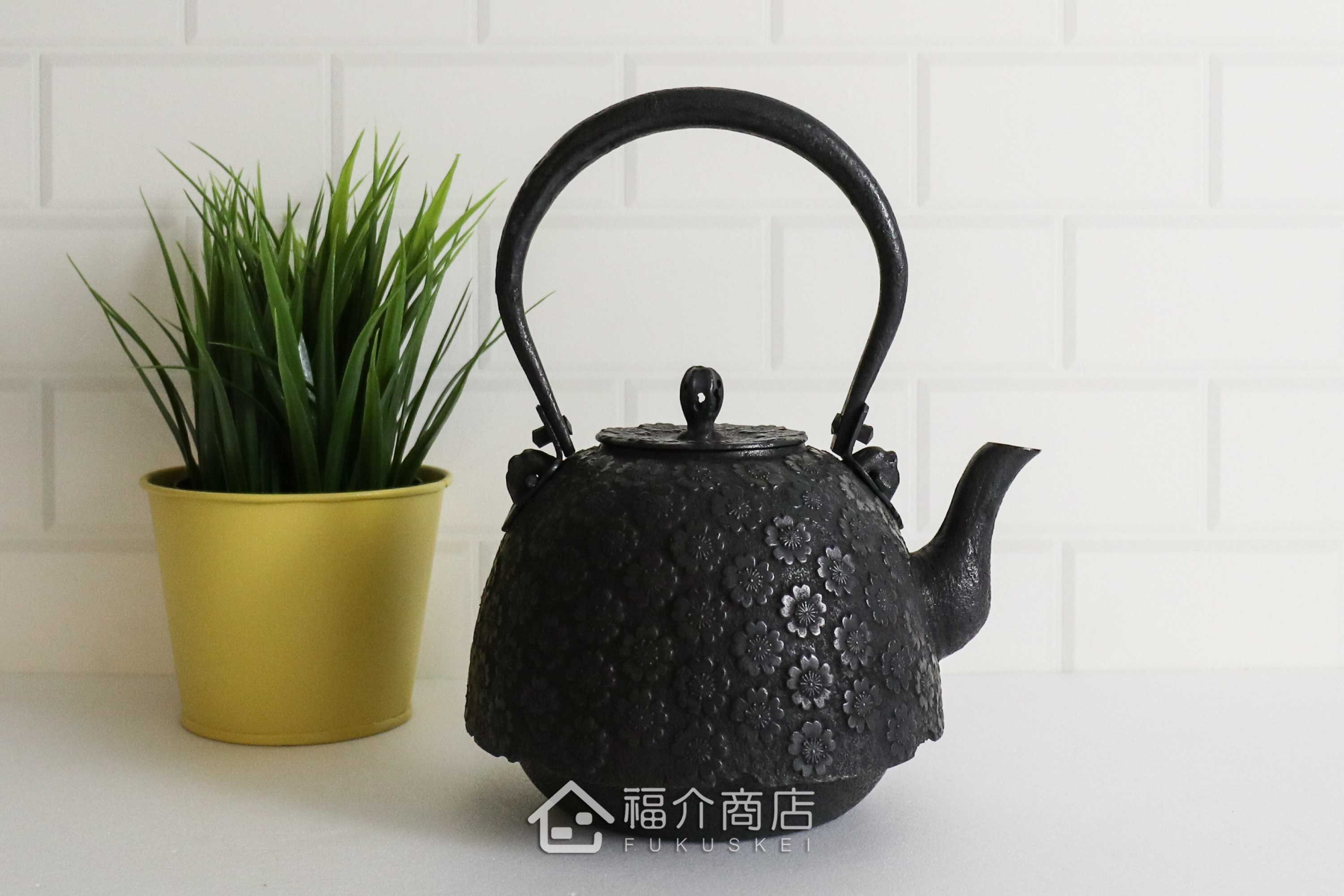 薰山工房所製作的日本鐵壺,壺身設計成櫻花圖紋