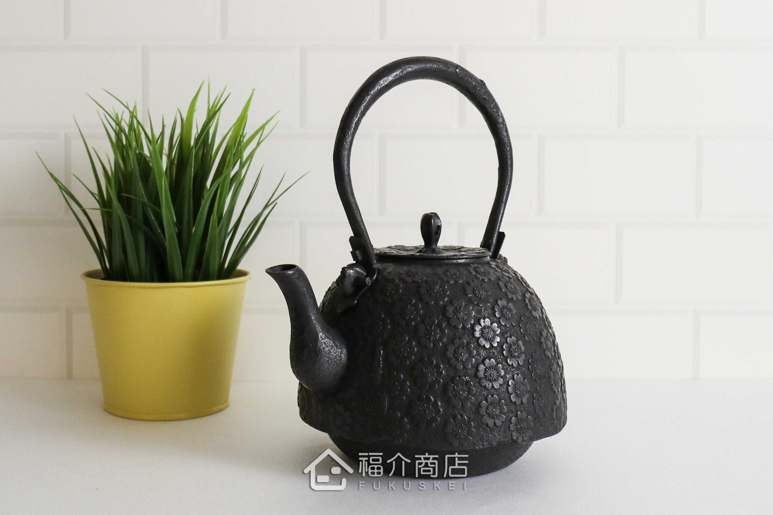 薰山工房所製作的日本鐵壺,壺身設計成櫻花圖紋