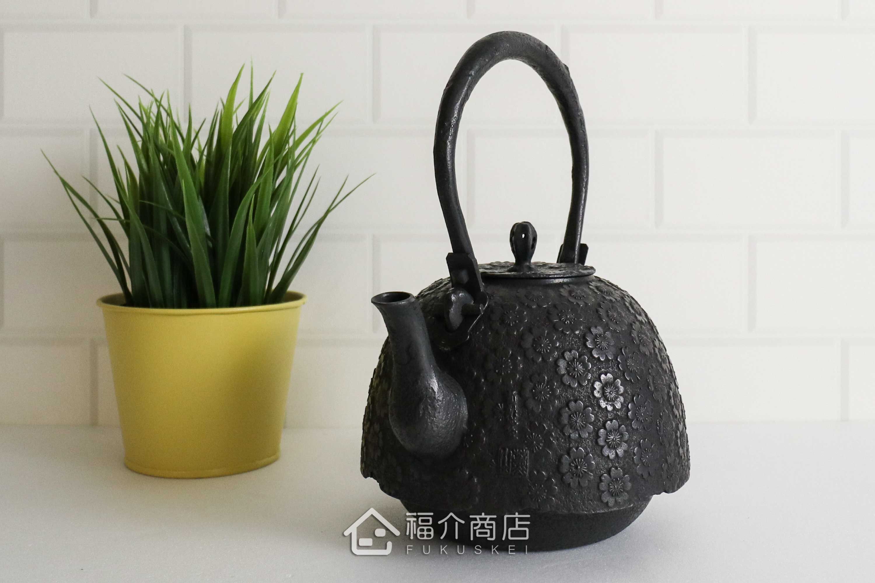 薰山工房所製作的日本鐵壺,壺身設計成櫻花圖紋