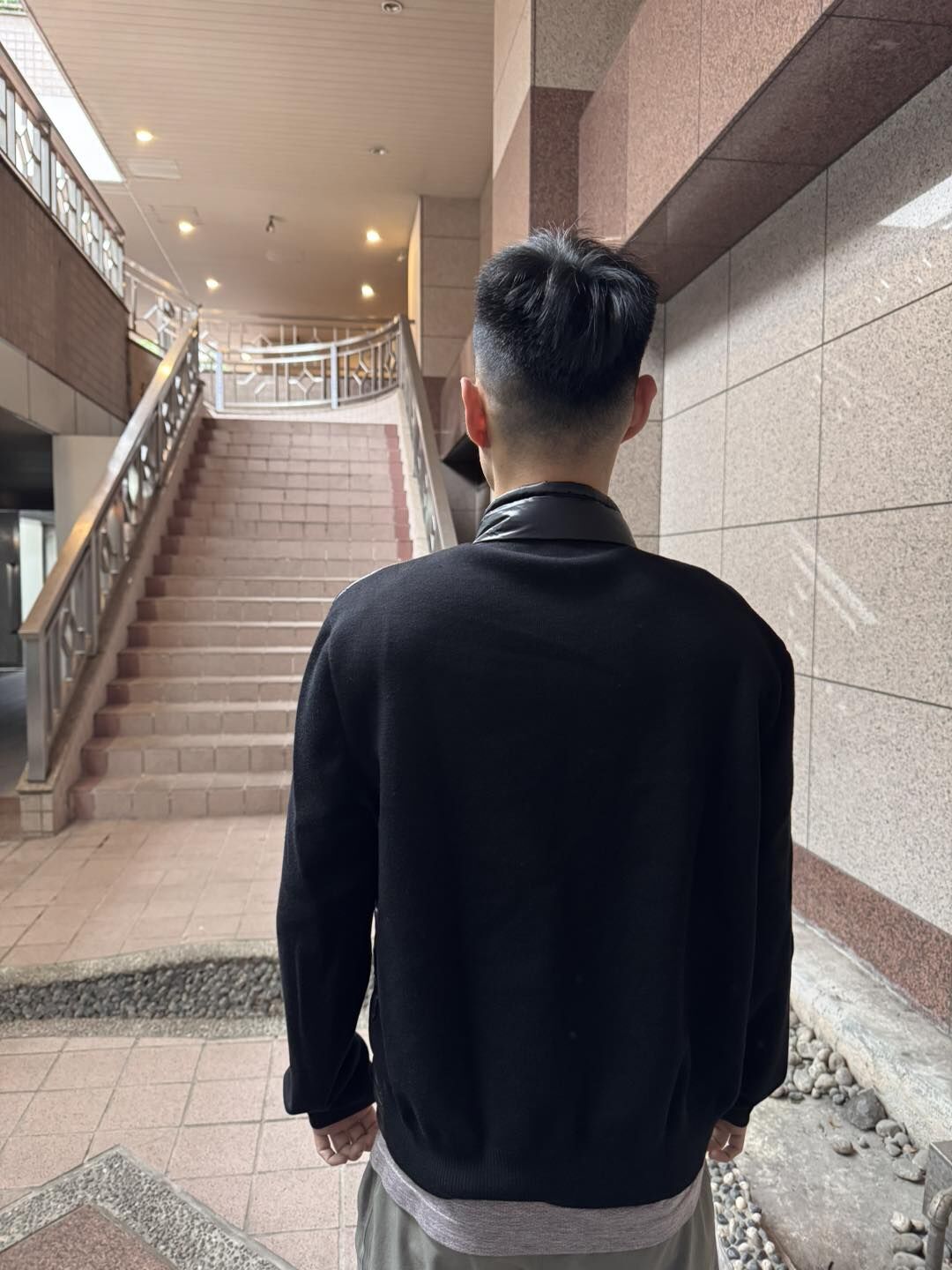 MONCLER 男款黑色半羽絨外套 L