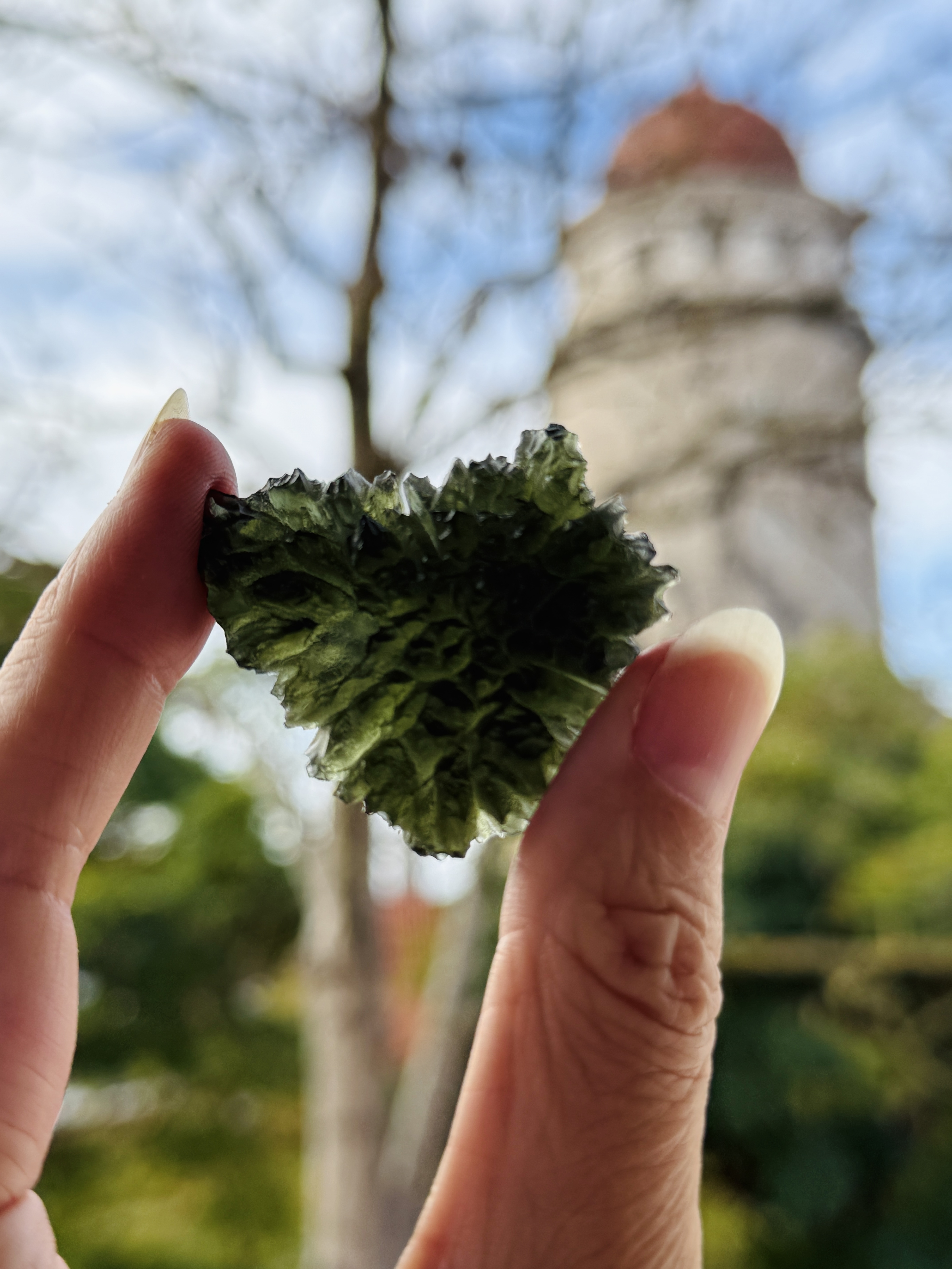 諾德林根城牆內外高密度寧靜與鬆散能量場景的對比