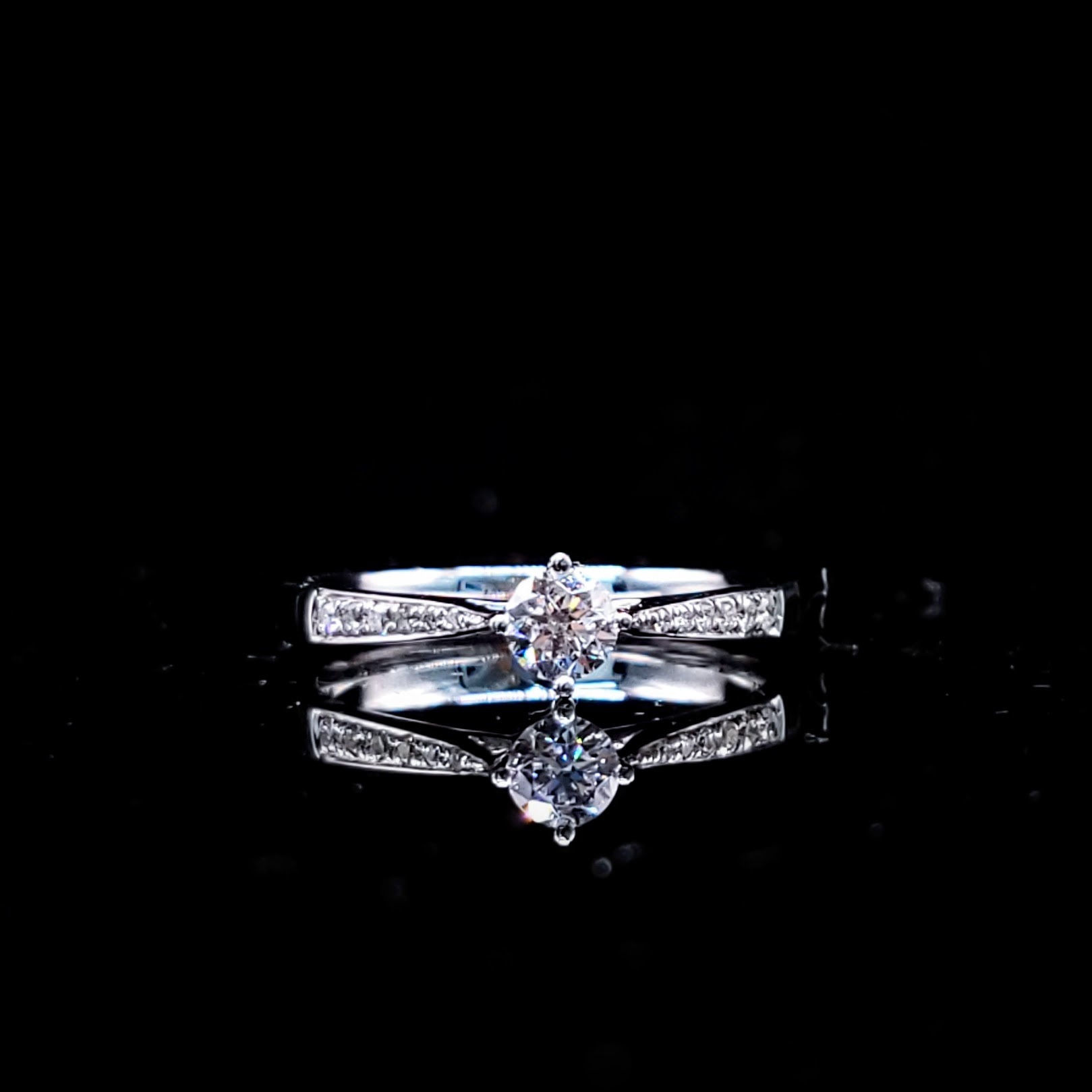 全新18K白金【單粒24份鑽石】 配小鑽共31份鑽石戒指