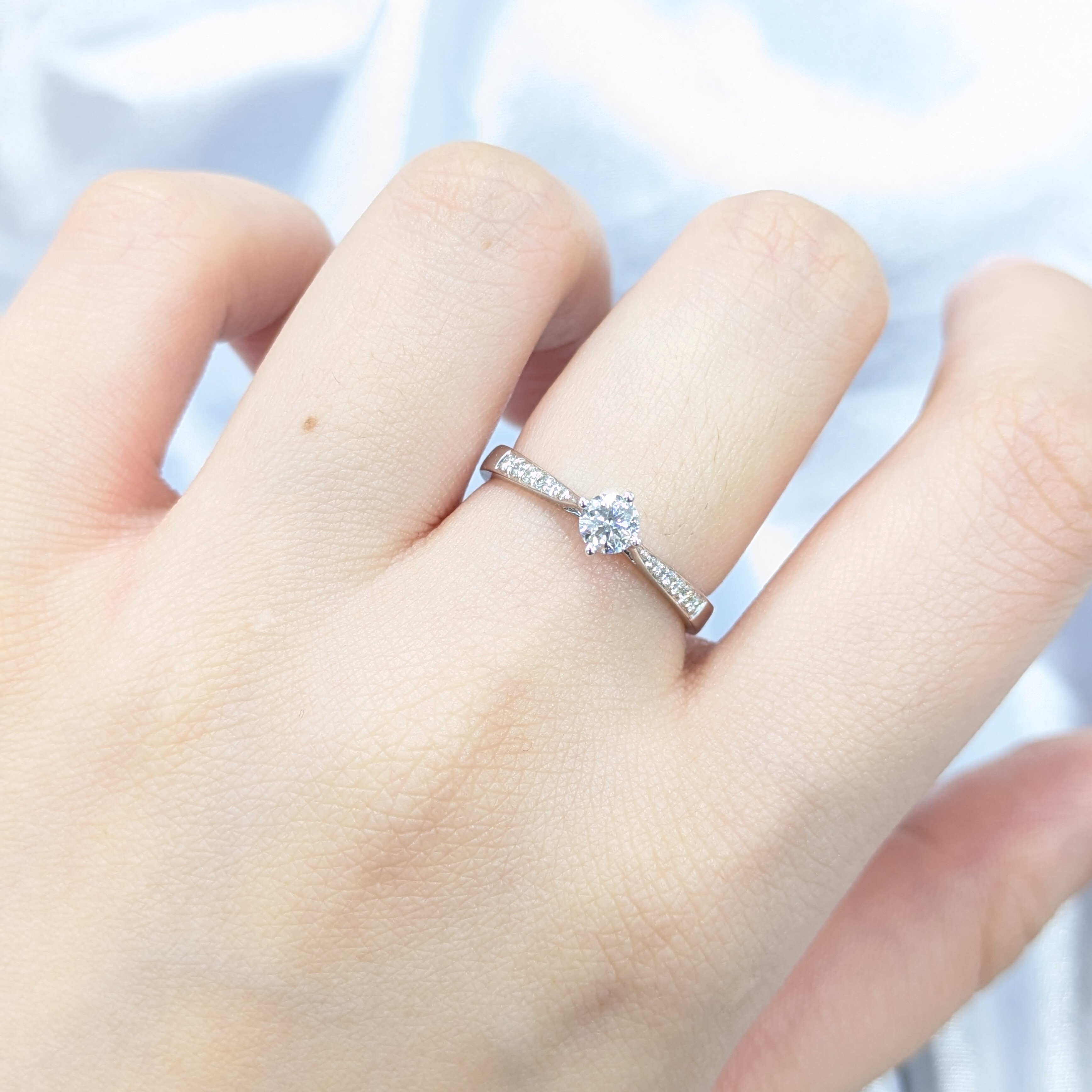 全新18K白金【單粒24份鑽石】 配小鑽共31份鑽石戒指