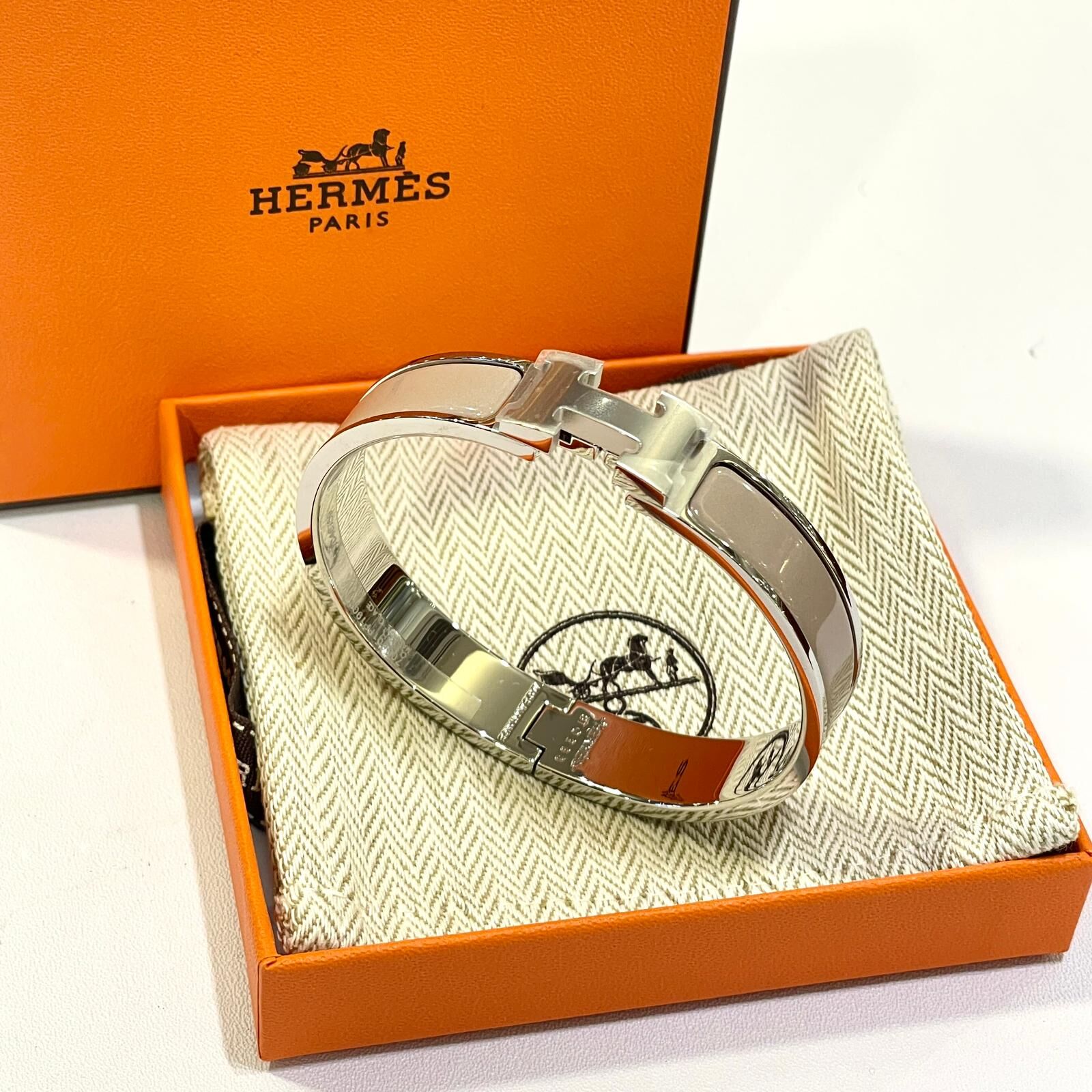 全新HERMES手鐲, PM碼, 奶茶色x銀扣 CLIC H, BRACELET H700001F01PM, #BRAND NEW #香榭站正品