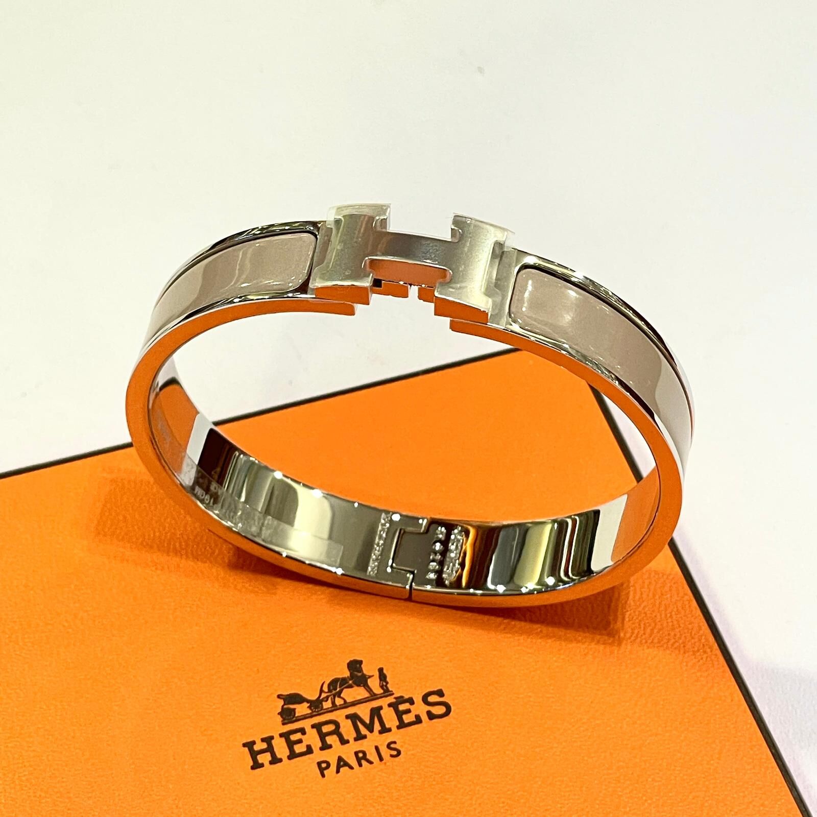 全新HERMES手鐲, PM碼, 奶茶色x銀扣 CLIC H, BRACELET H700001F01PM, #BRAND NEW #香榭站正品