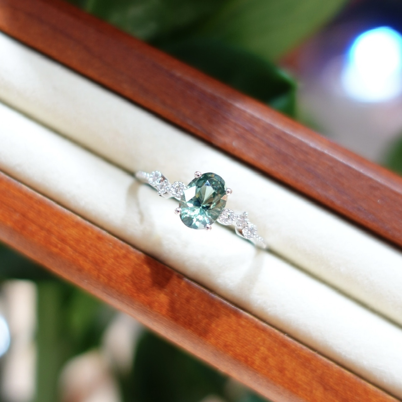 18K白金天然無燒綠色藍寶石鑽石戒指 (帶CGTL證書卡)