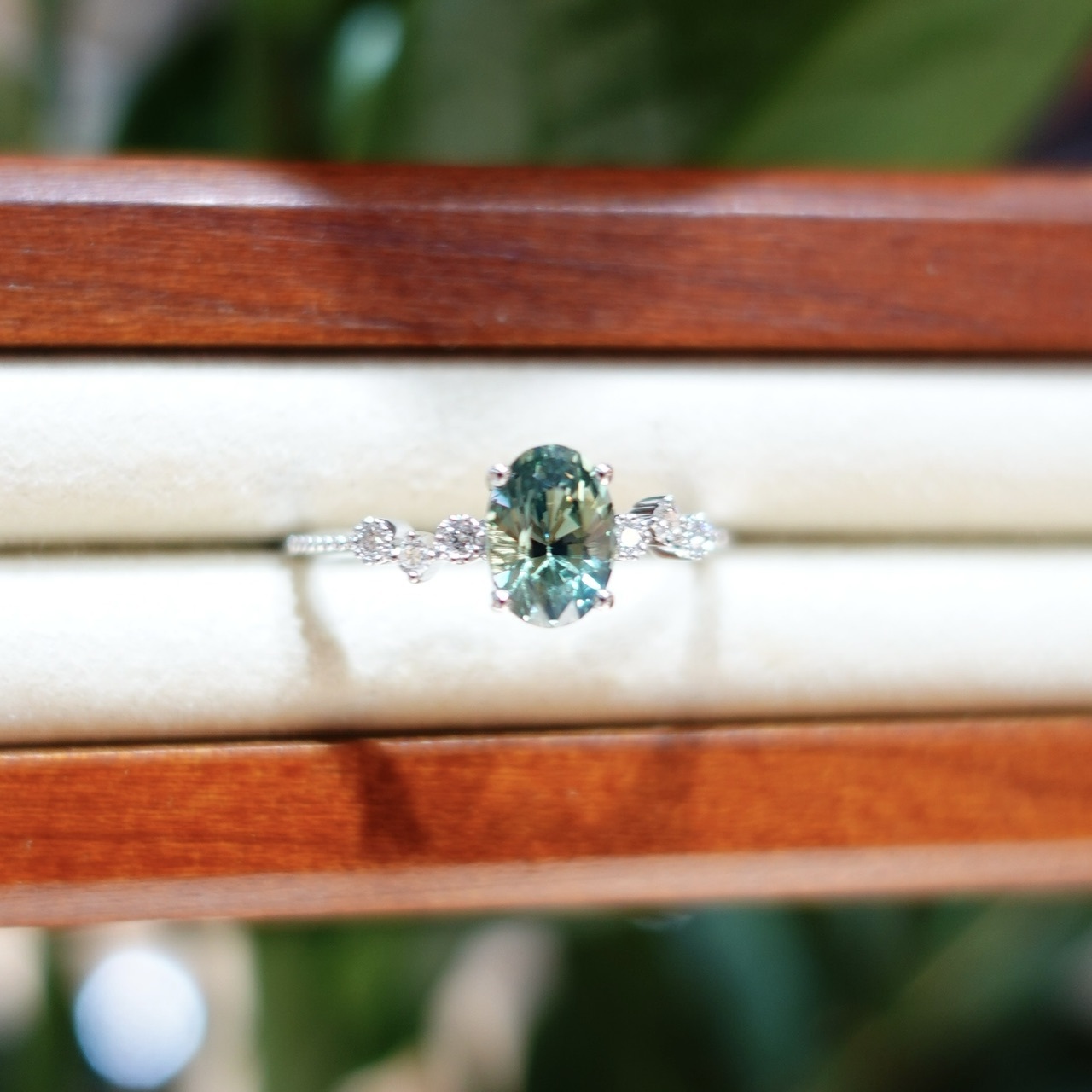 18K白金天然無燒綠色藍寶石鑽石戒指 (帶CGTL證書卡)