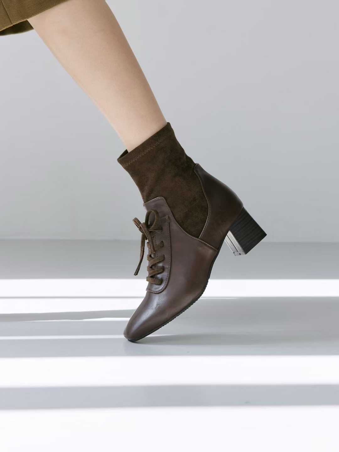 25J502本期推薦! 設計感滿分麂皮絨拼接綁帶造型中跟短靴/襪靴