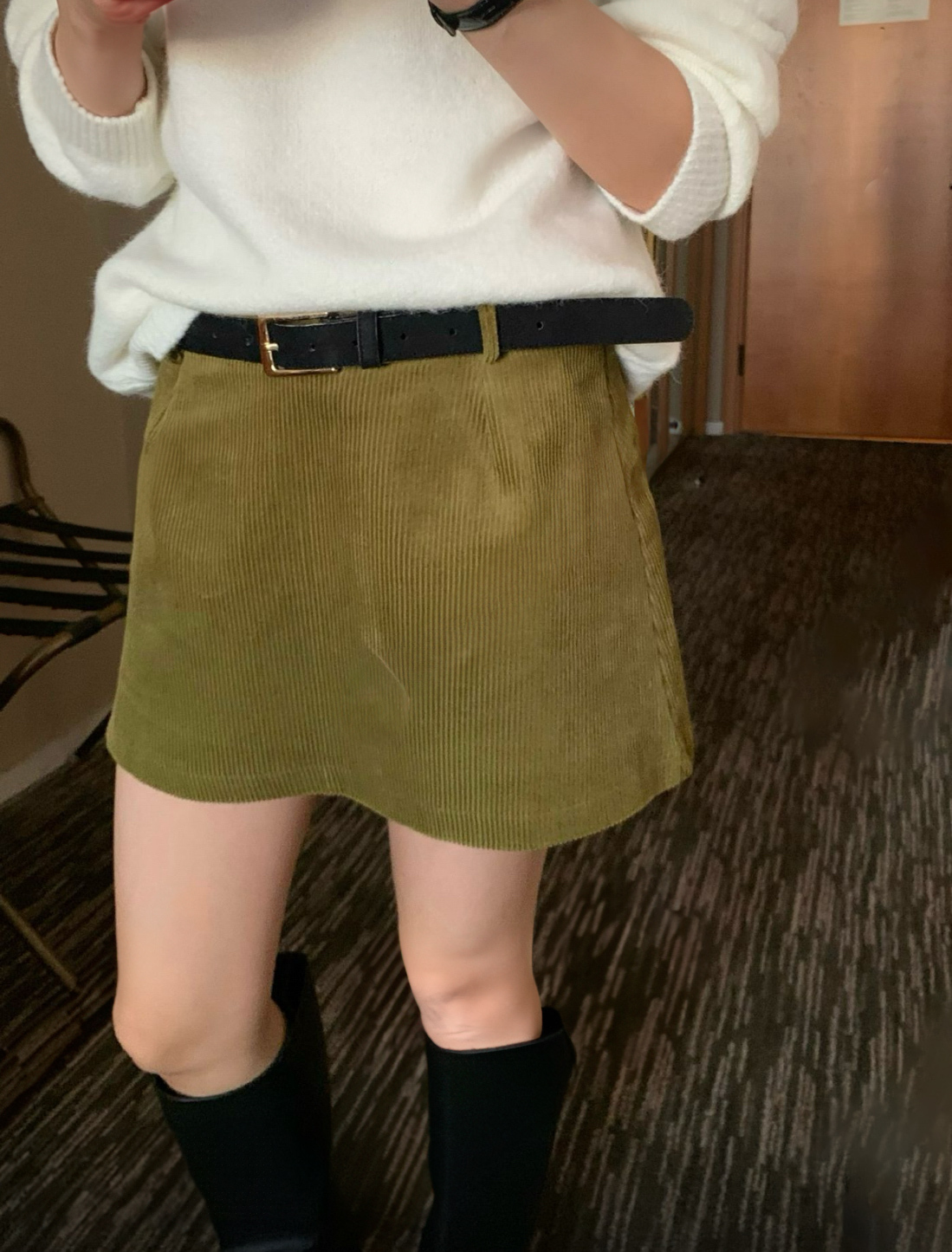 復古女孩的燈芯絨短裙褲