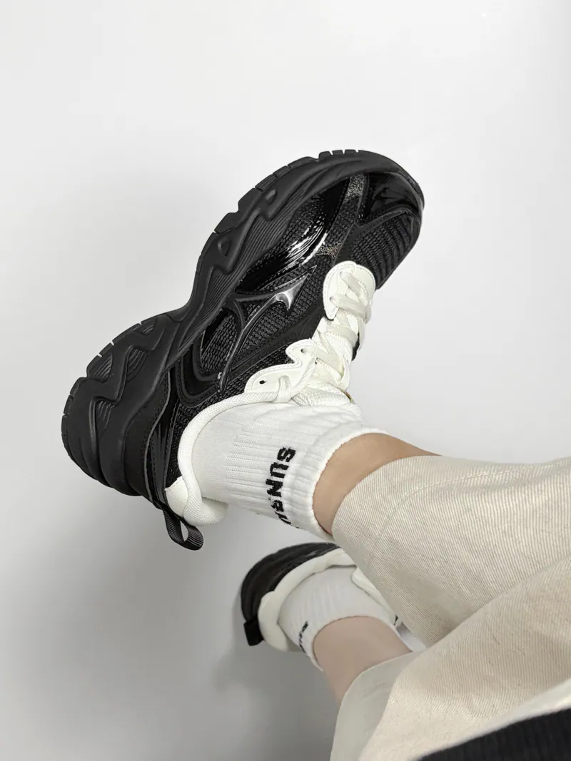 【代購】MIZUNO Trainer 2K V2｜黑色 × 奶油白｜鏡面細節｜輕量復古慢跑鞋 D1GH250402