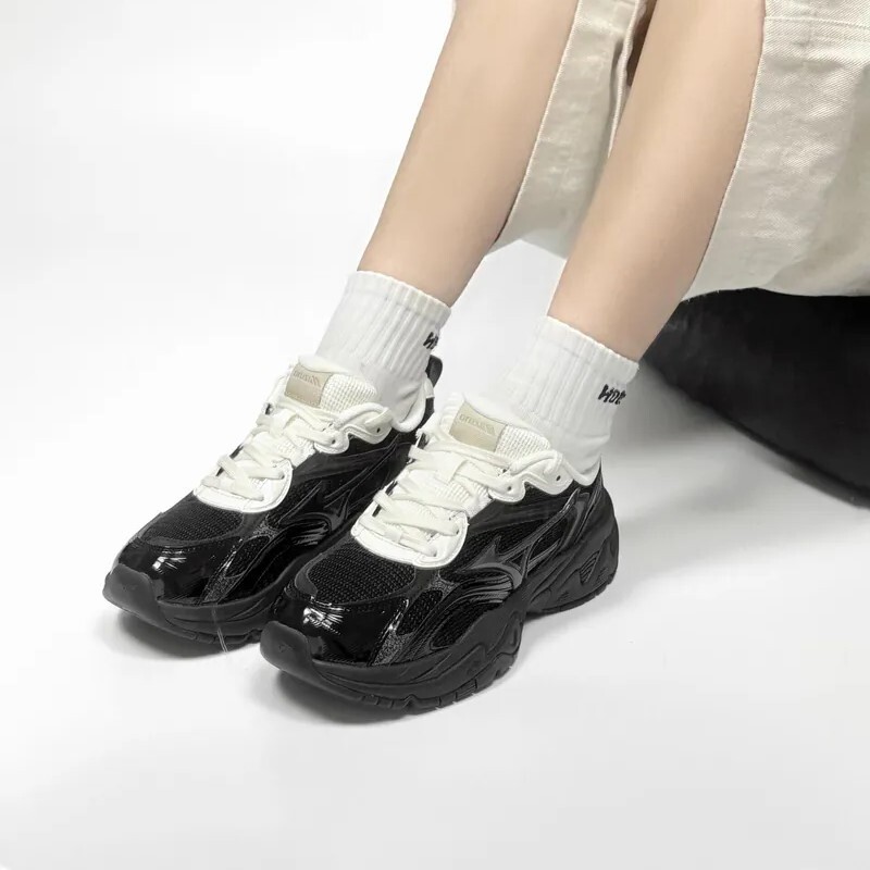 【代購】MIZUNO Trainer 2K V2｜黑色 × 奶油白｜鏡面細節｜輕量復古慢跑鞋 D1GH250402