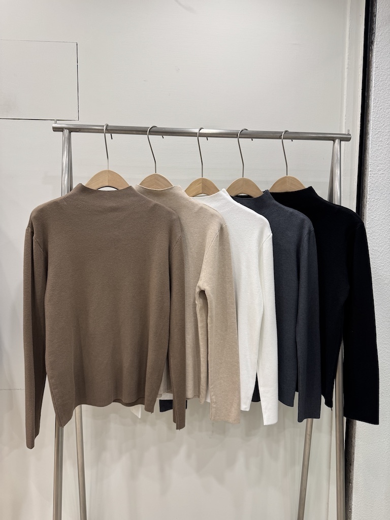 微寬鬆立領無接縫針織上衣