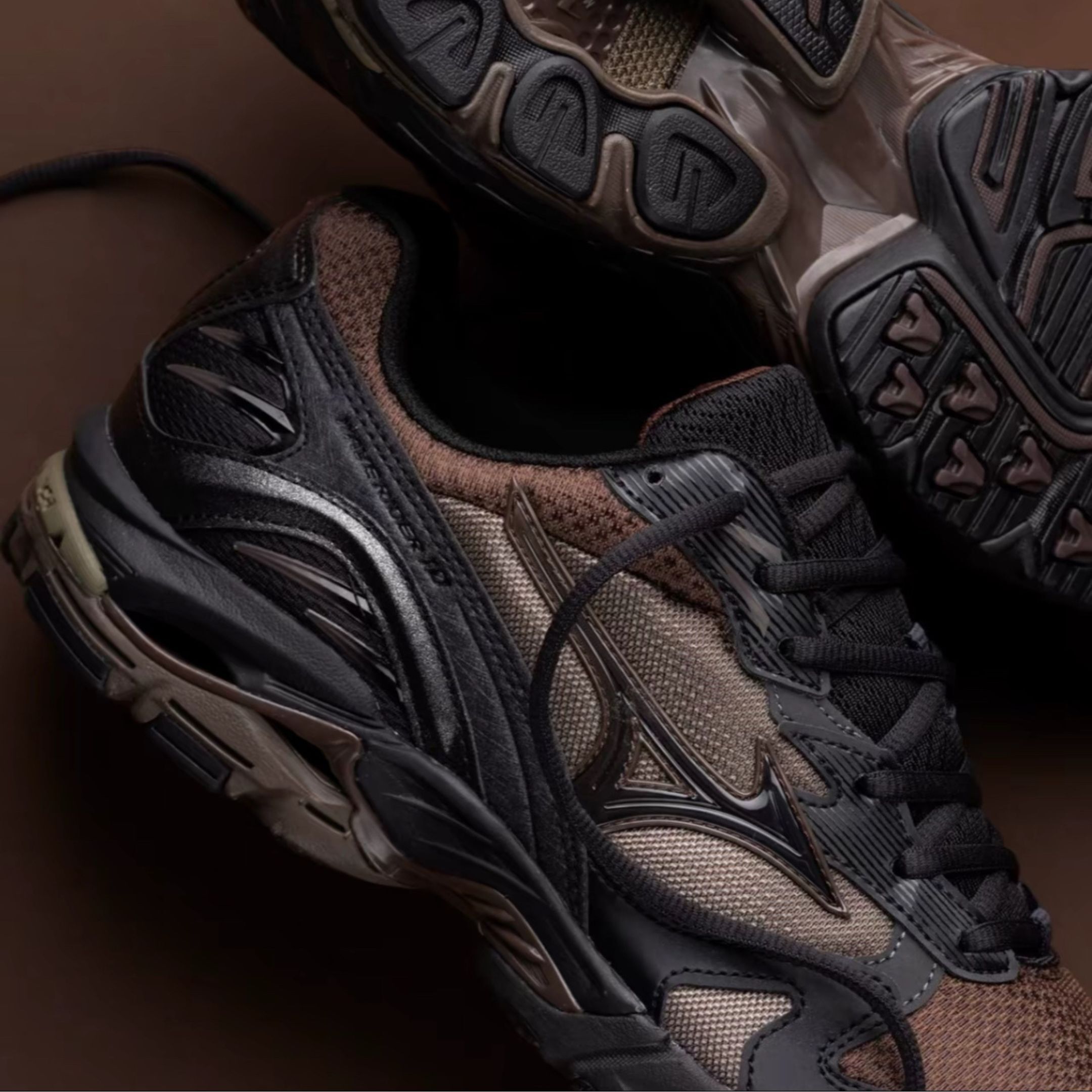 NICEDAY 代購 Mizuno Wave Rider 10 × VAINL ARCHIVE 摩卡 咖啡 棕色 深棕 機能 慢跑 D1GD252101