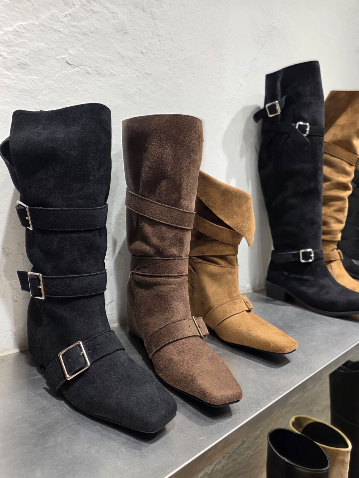 SH5216 綑帶扣麂皮反摺中靴 *真皮足碼*