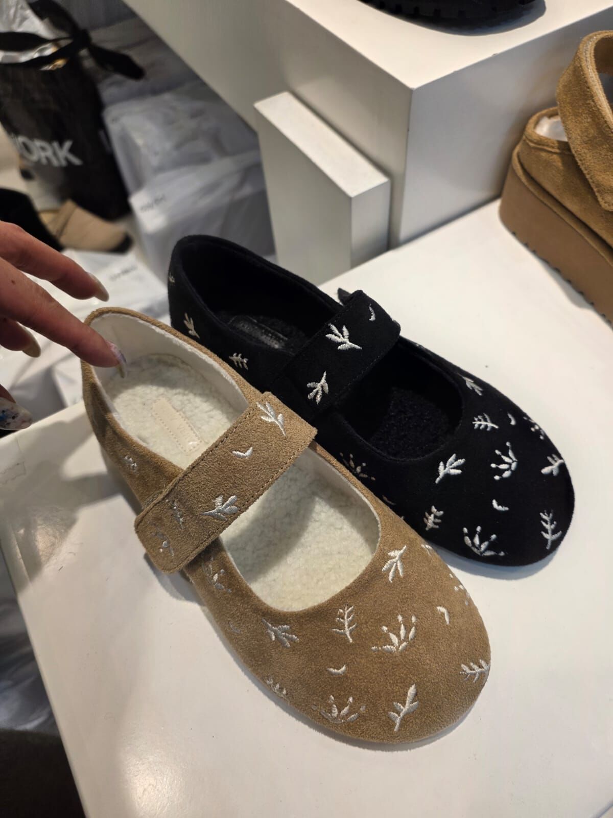 SH5232 刺繡圖案絨面瑪麗珍 *足碼*