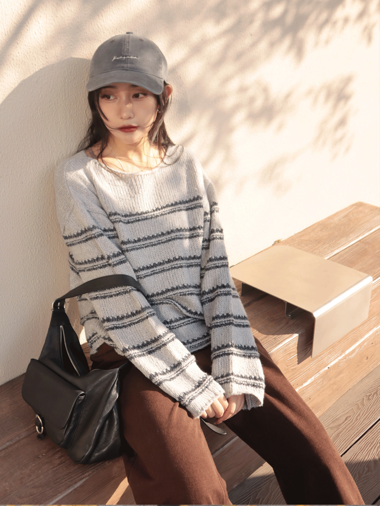 25J111 慵懶寬鬆一字船型領立體條紋毛衣 (實品超美自留款)