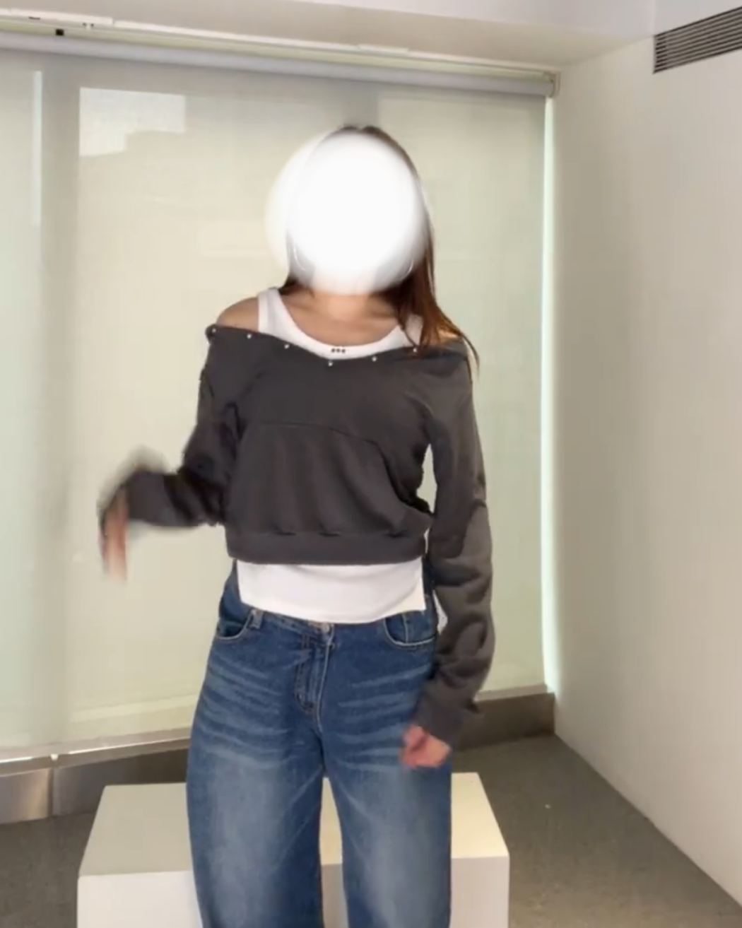 鉚釘綴飾連帽低領上衣