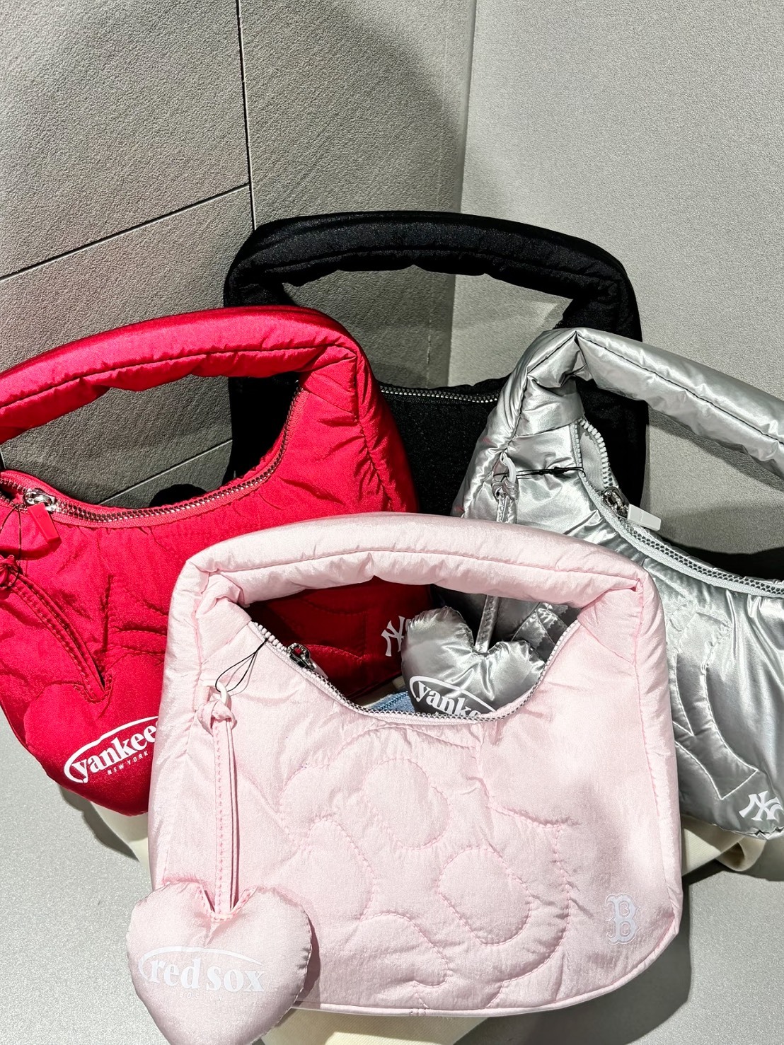 MLB BASIC SPORTIVE STITCH 迷你 雲朵包 附超Q愛心吊飾