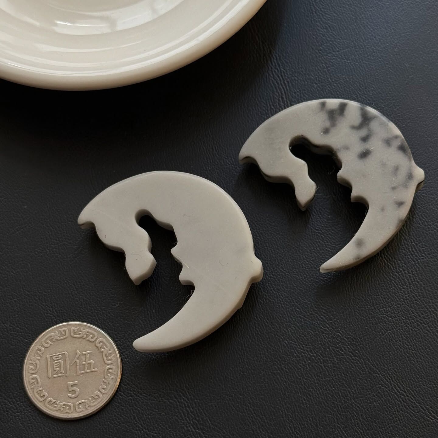 [原石] 太極石 養生石 貓咪與月亮 雕刻件