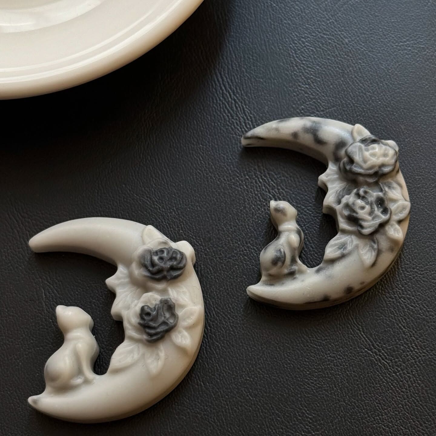 [原石] 太極石 養生石 貓咪與月亮 雕刻件