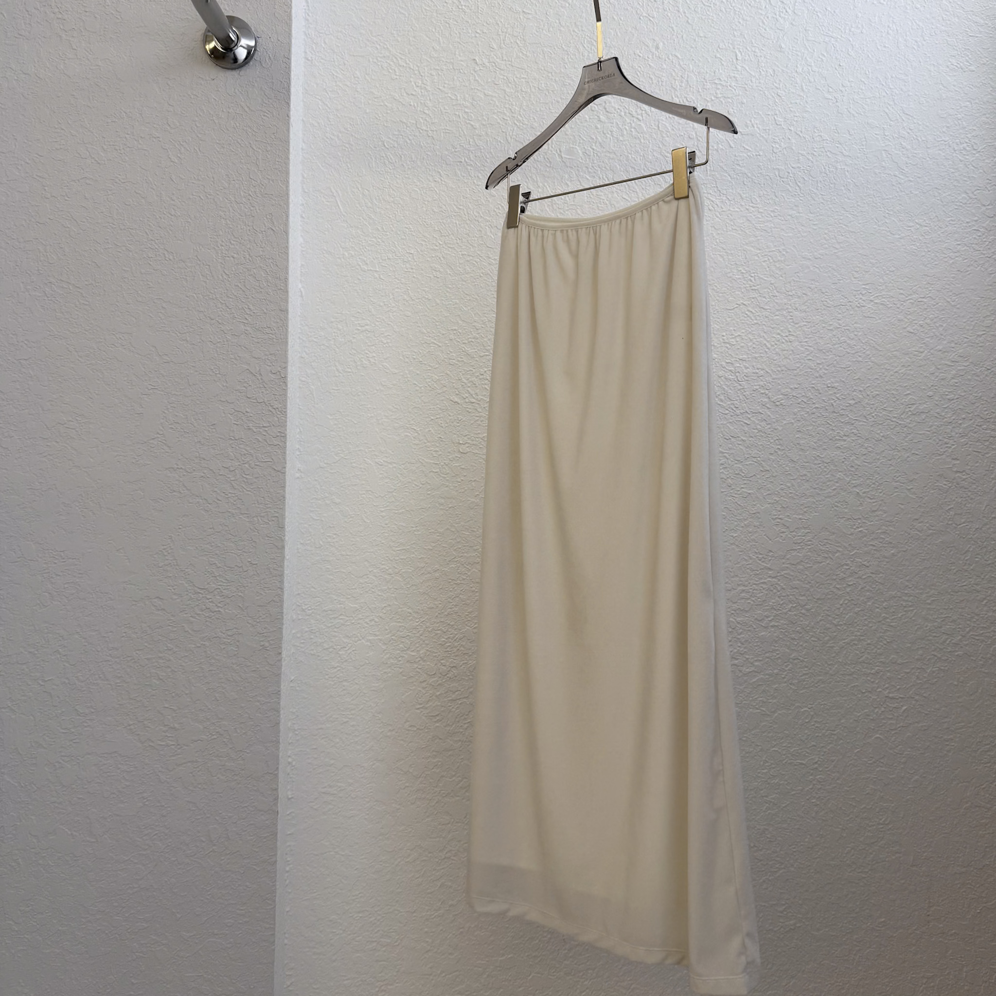 N08 光澤薄絨料氛圍感白長裙