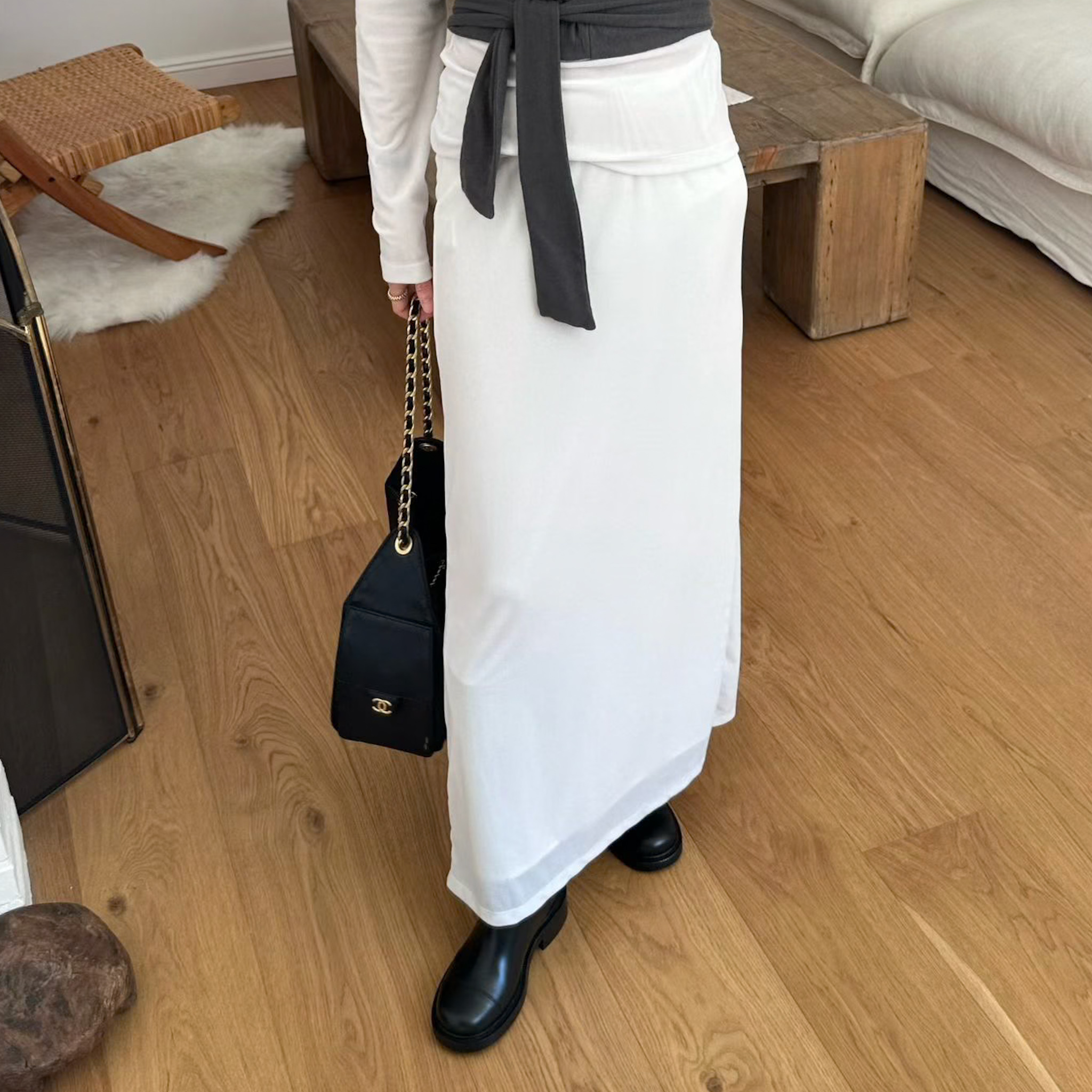 N08 光澤薄絨料氛圍感白長裙