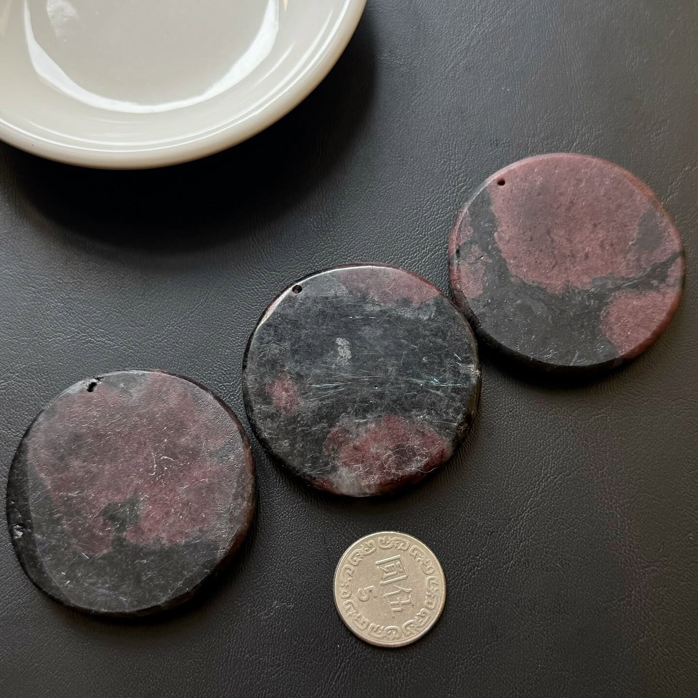 [原石] 石榴石共生星葉石 九尾狐 雕刻件