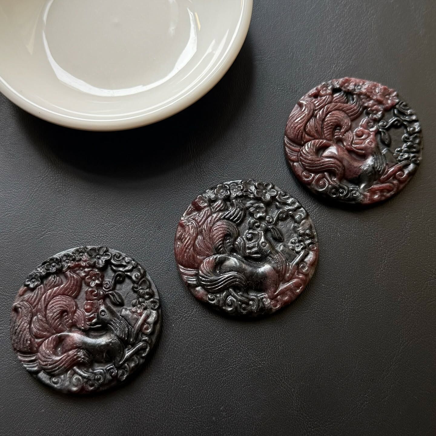 [原石] 石榴石共生星葉石 九尾狐 雕刻件