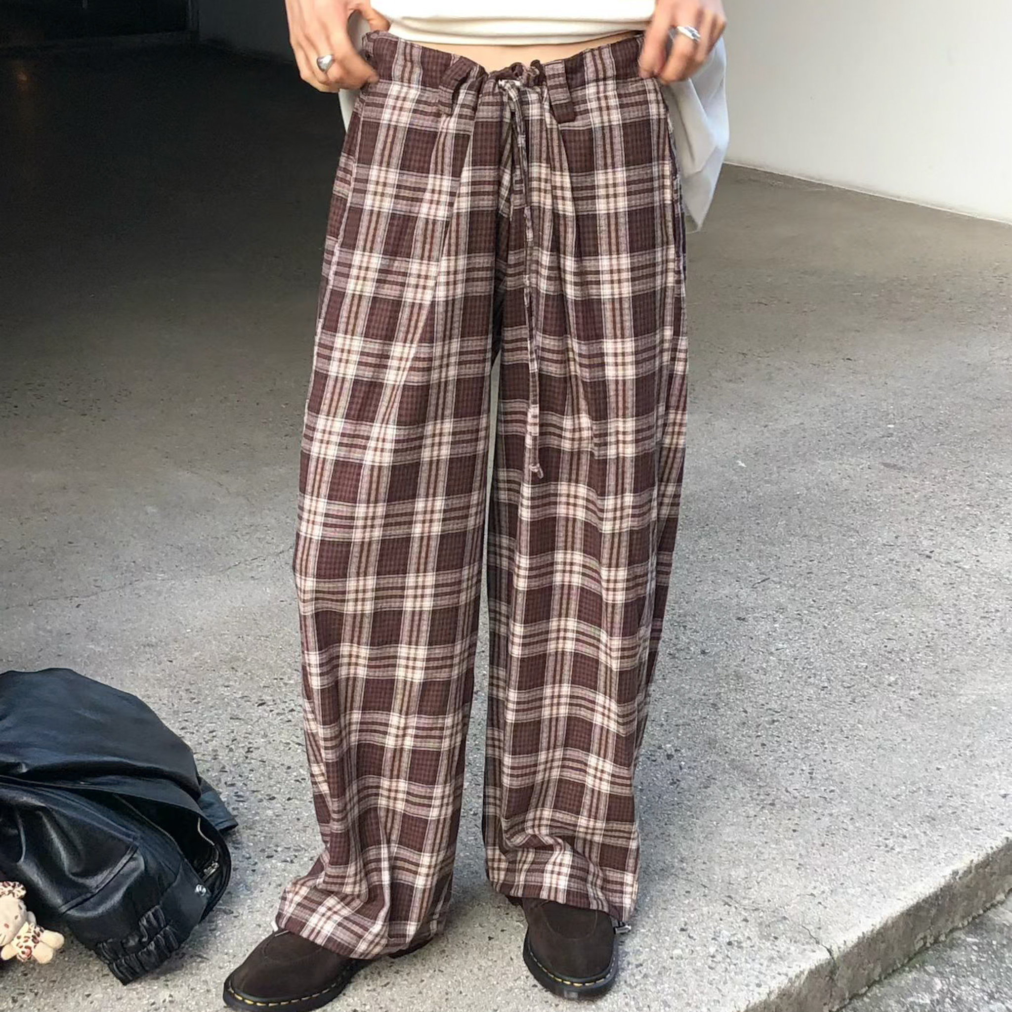 N14 舒服滑順抽繩釦格紋褲(咖)