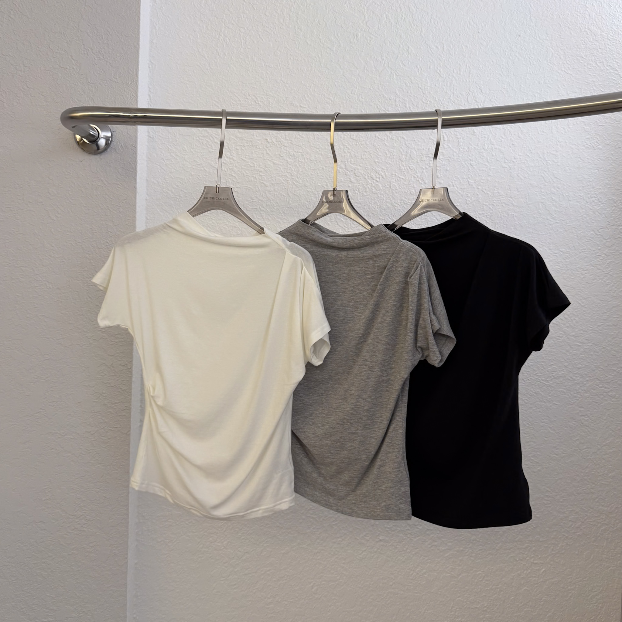 N24 斷貨款現貨!設計抓皺立領短袖T(白/灰/黑)