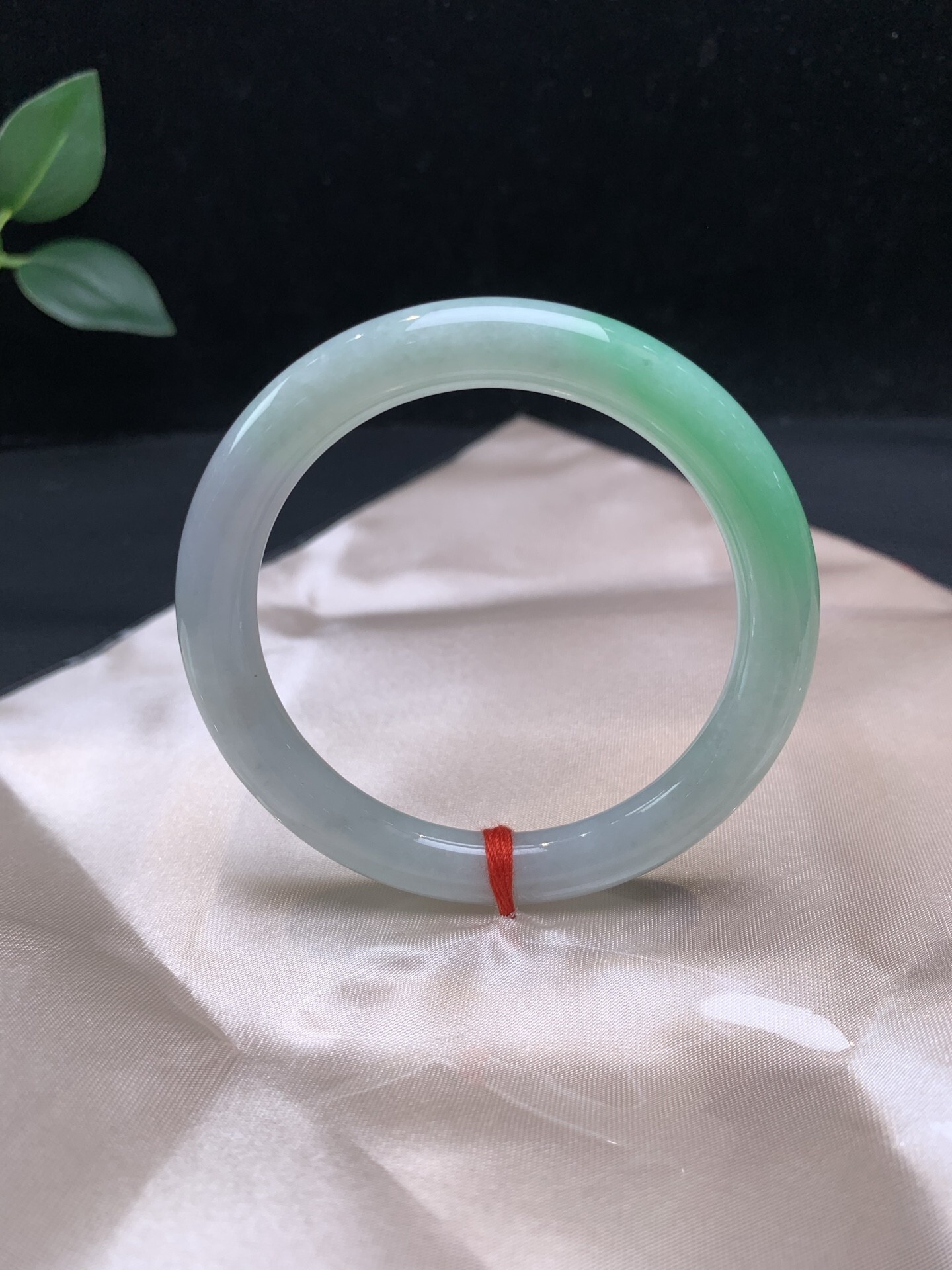 1110332 52.7mm翡翠飄綠圓條手鐲 (52-54)