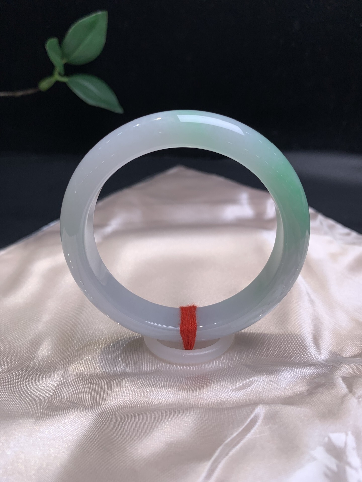 1110335 52.5mm翡翠飄綠正圈手鐲 (52-54)