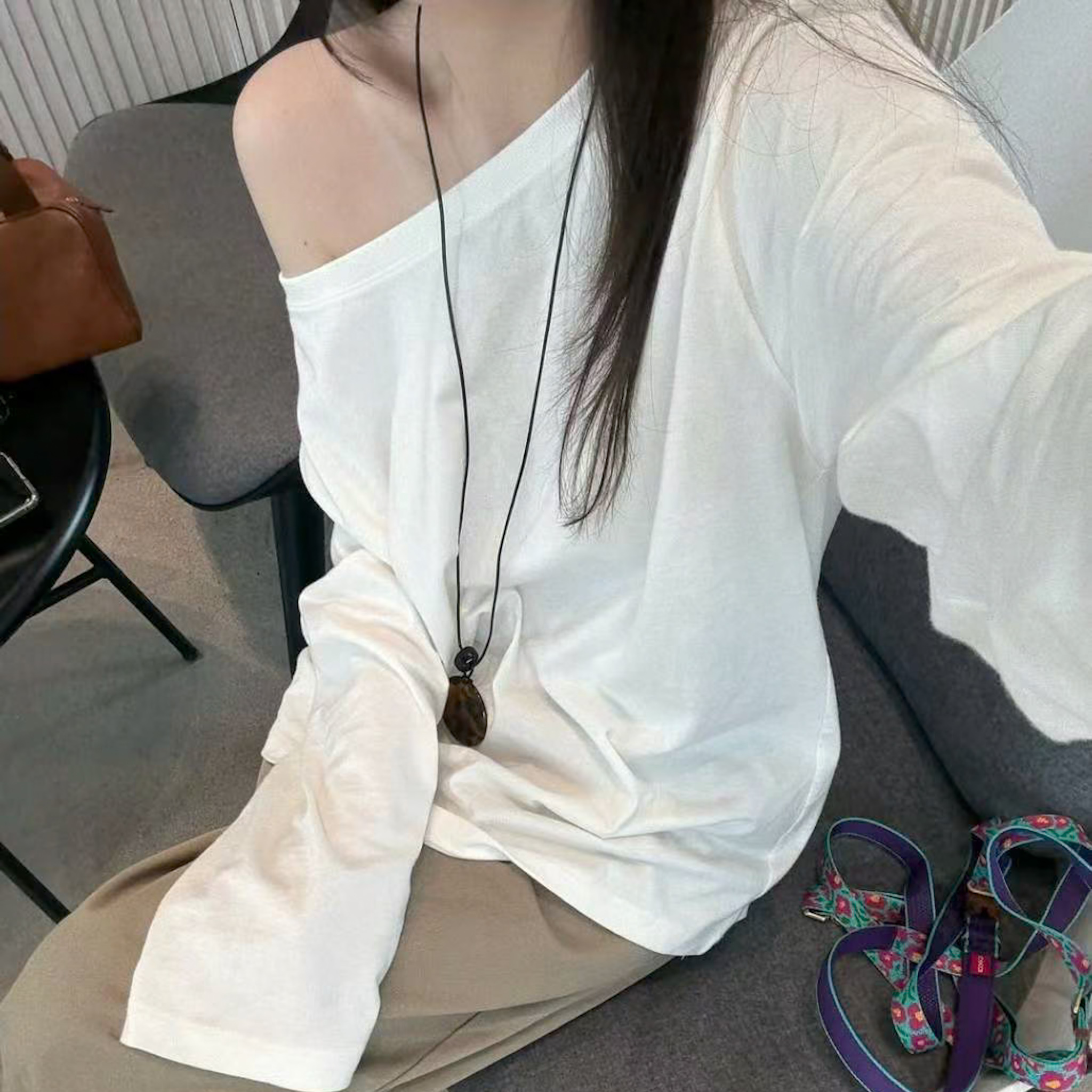 N29 慵懶斜肩素色寬鬆T(白/灰)