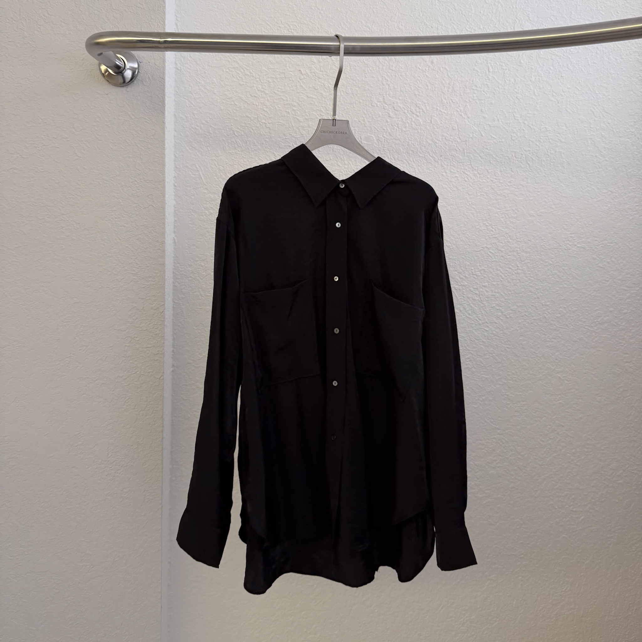 N31 寫FAYE名字的雙口袋漂亮光澤襯衫(黑)