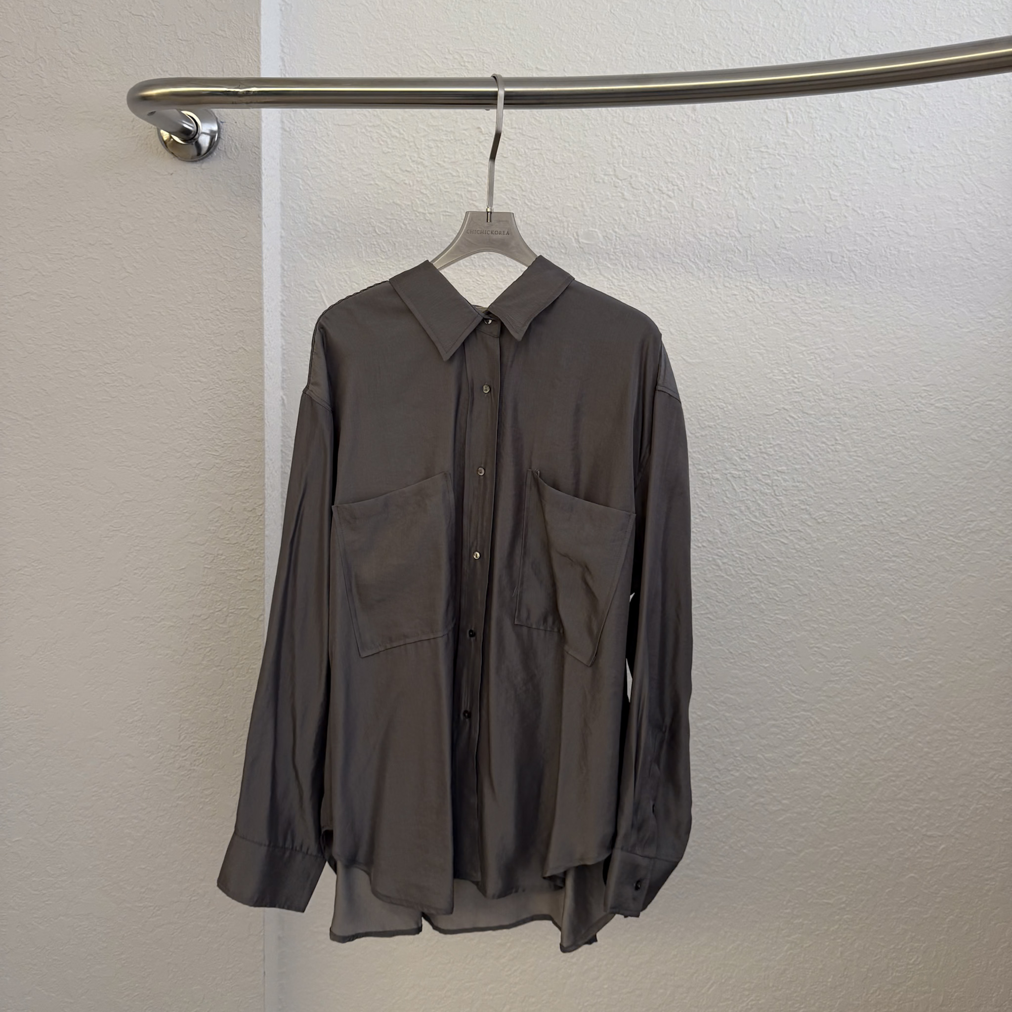 N31 寫FAYE名字的雙口袋漂亮光澤襯衫(灰)