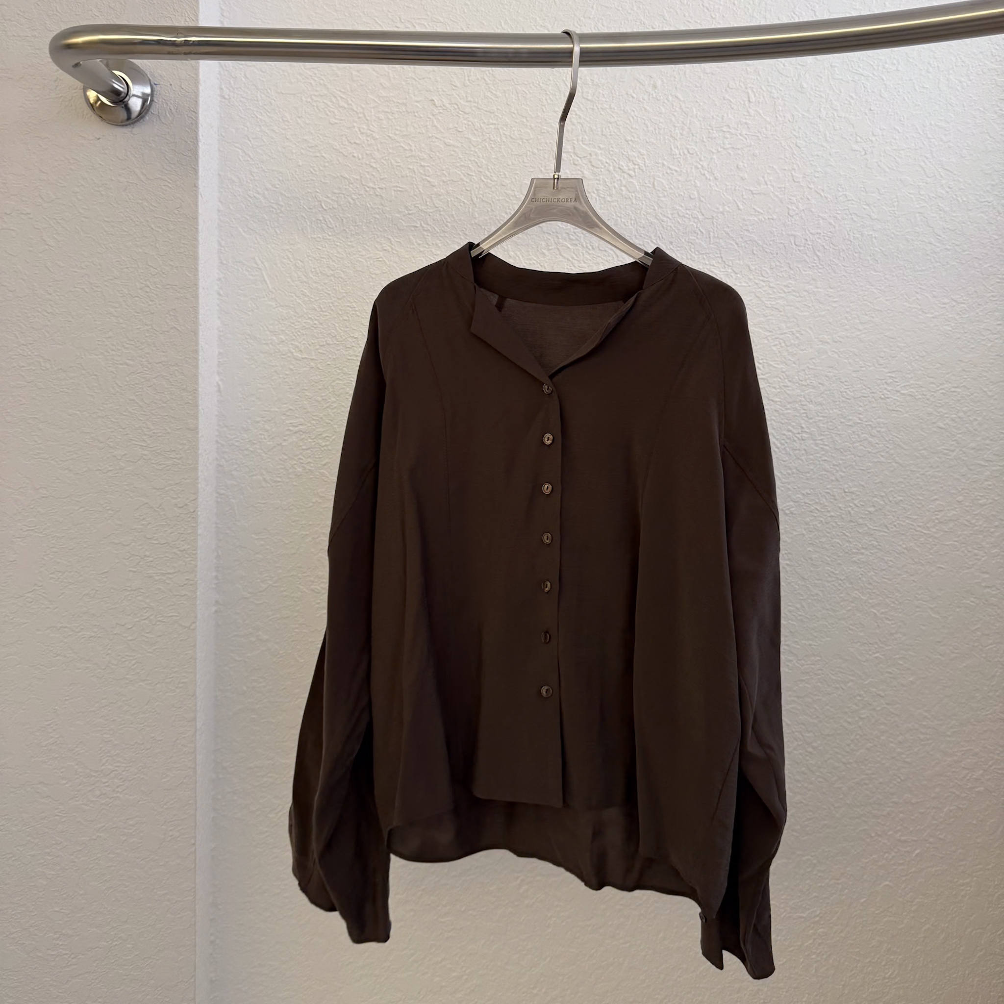 N32 Ｖ領設計手袖釦光澤襯(咖)