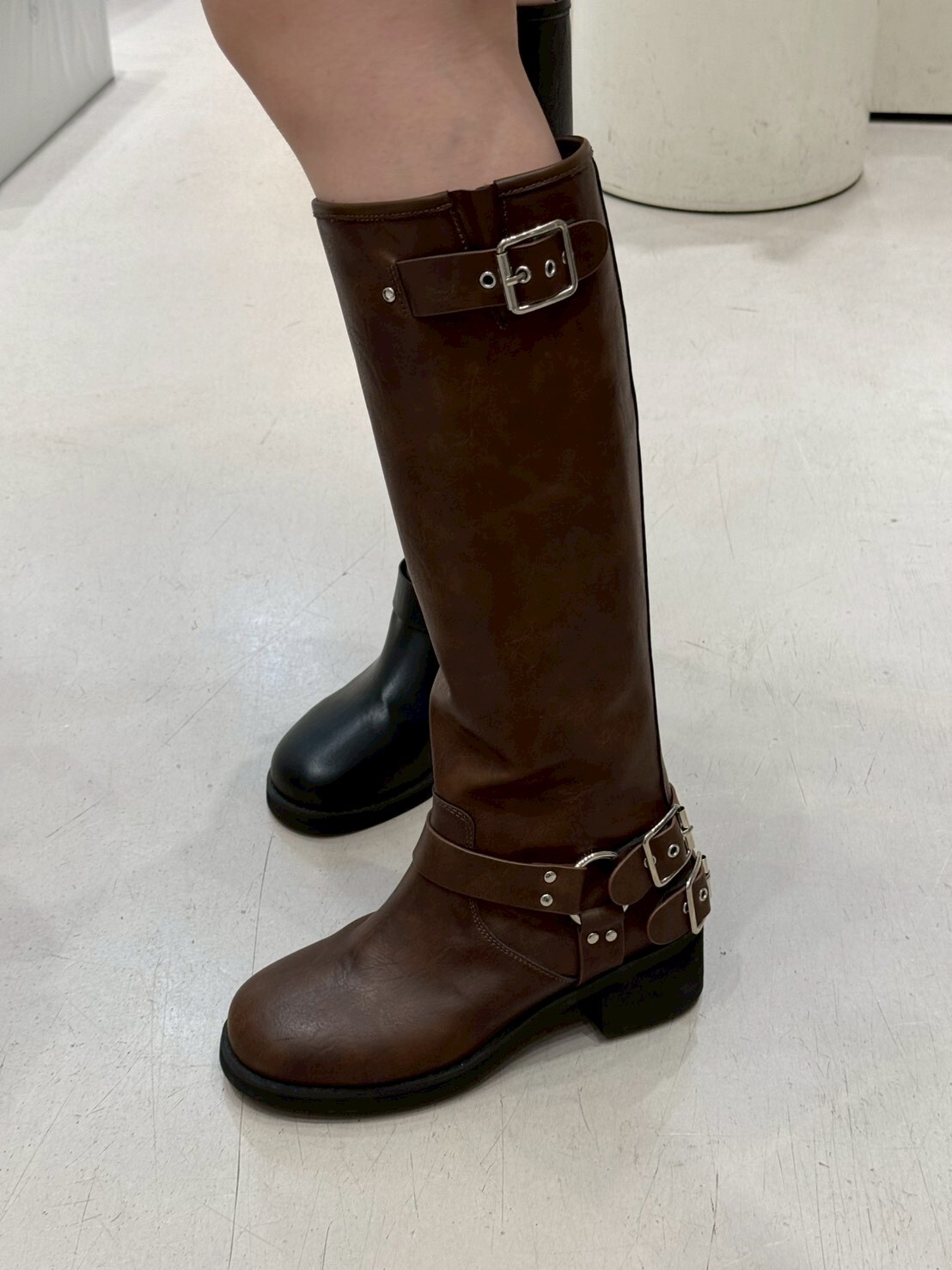 SH5235 滑面皮皮帶扣長靴 *足碼*