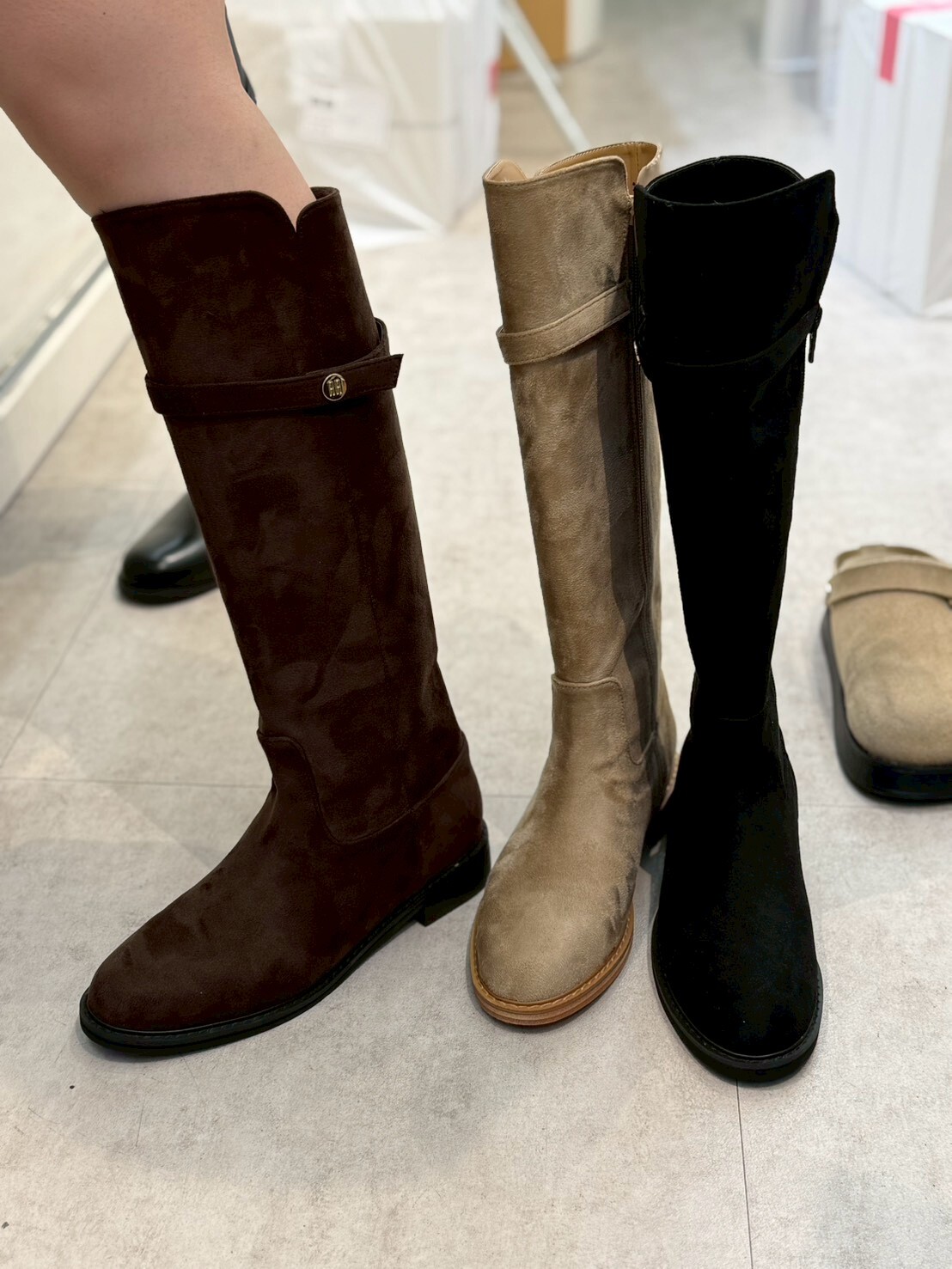 SH5224 麂皮皮帶扣拉鍊長靴 *足碼*
