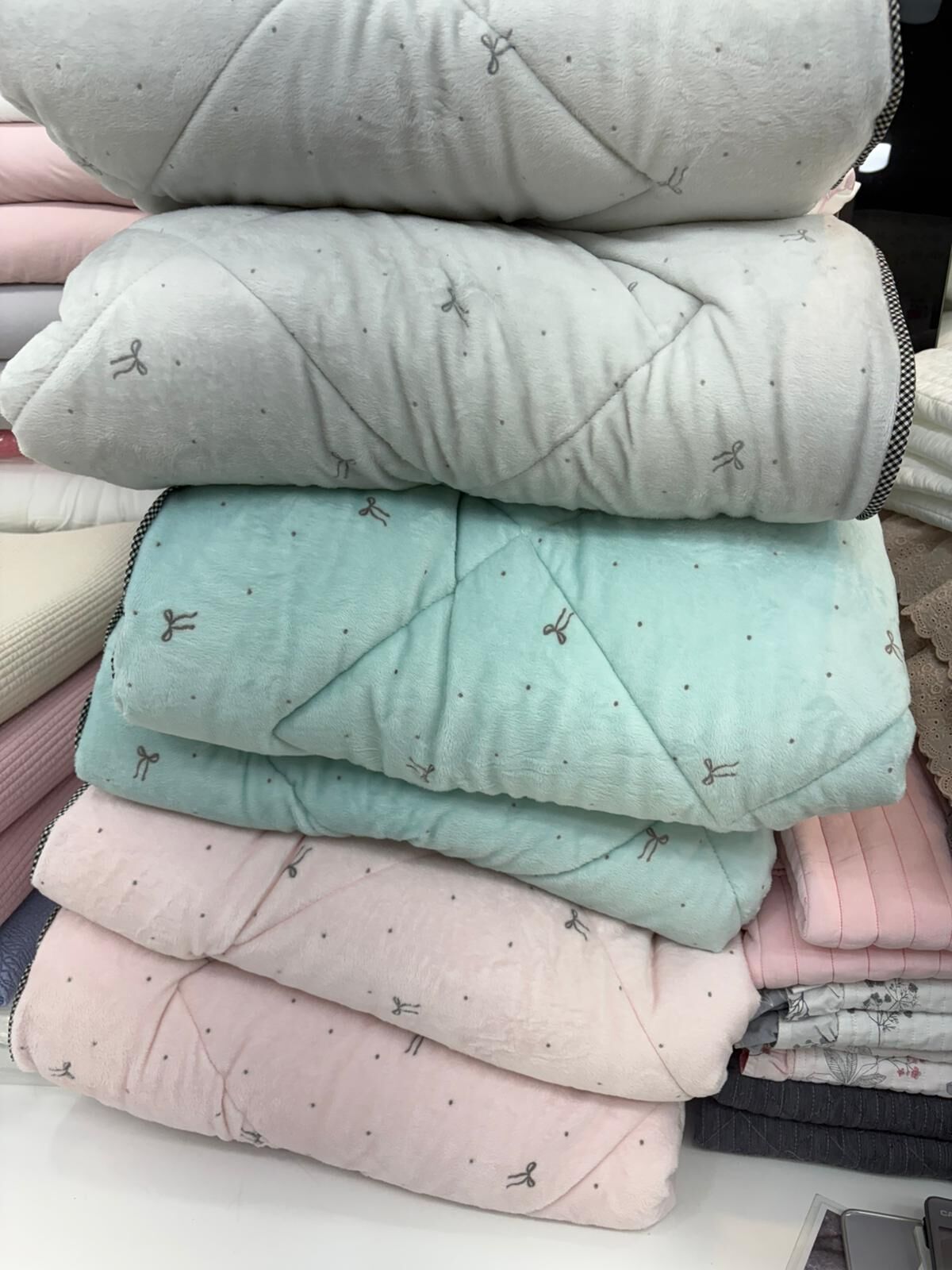 O60 蝴蝶結 法蘭絨被 S:160x180 $550 Q:210x230$650 枕頭袋$109@1 $198@2