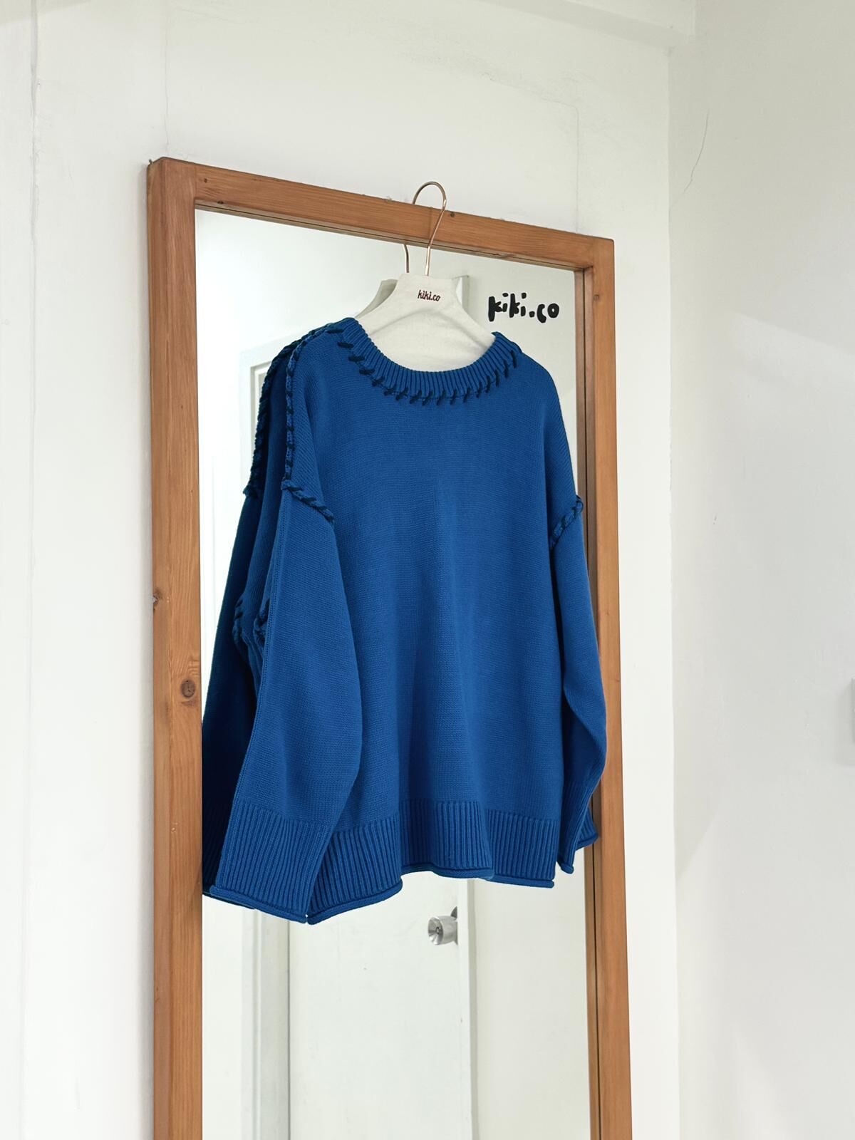 捲邊特色縫接毛衣