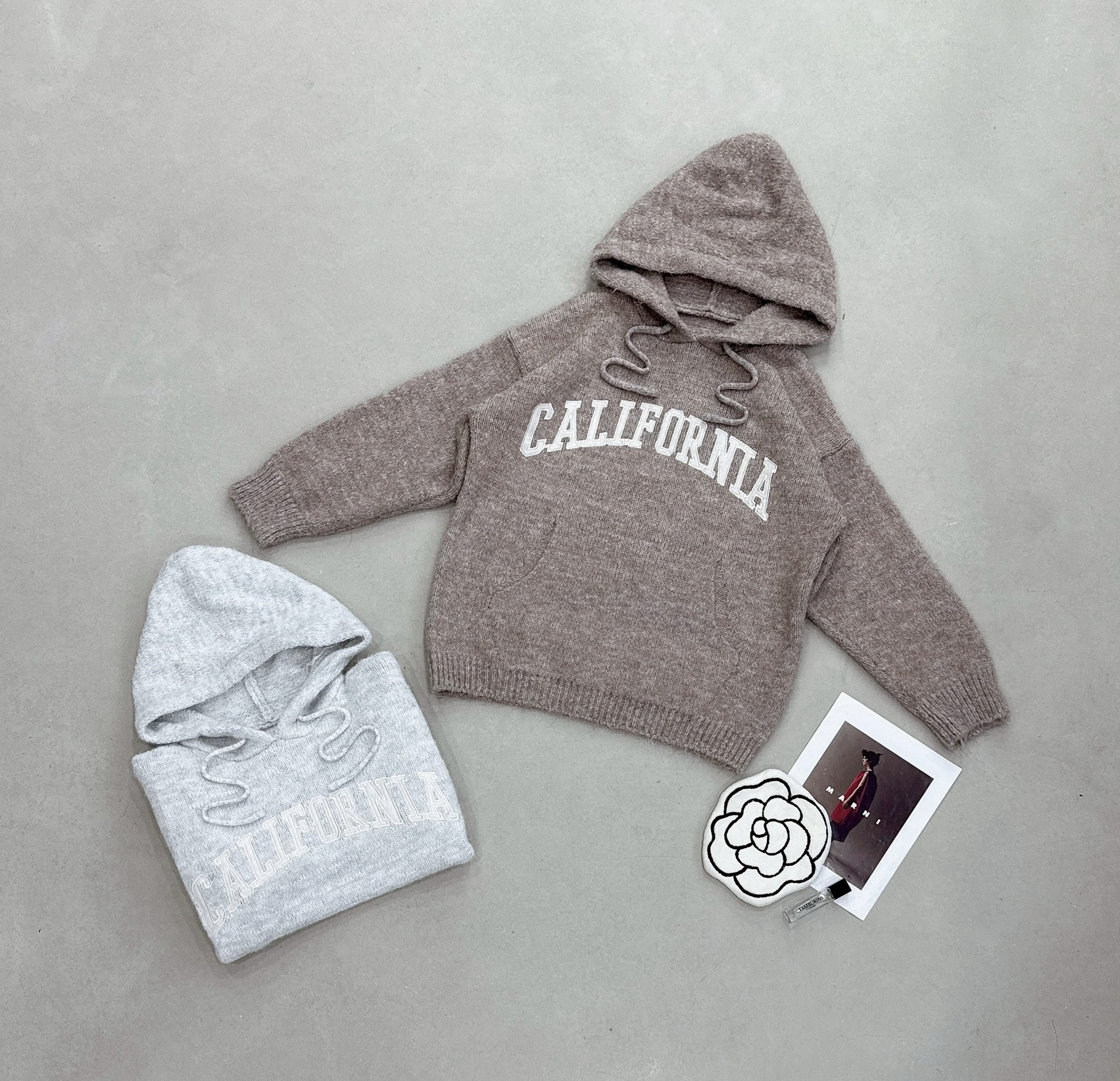 前口袋繡字連帽針織衣